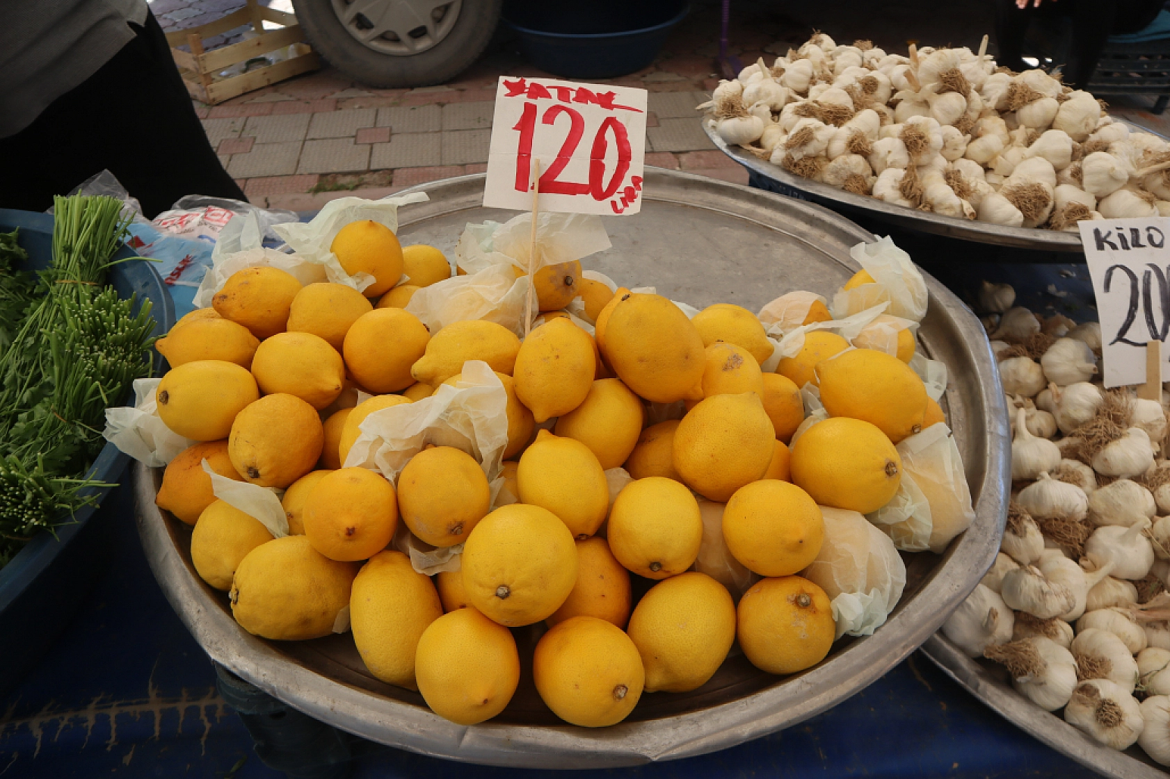 Pazarda şok fiyatlar! Domates salatalık 10 liraya kadar düştü…