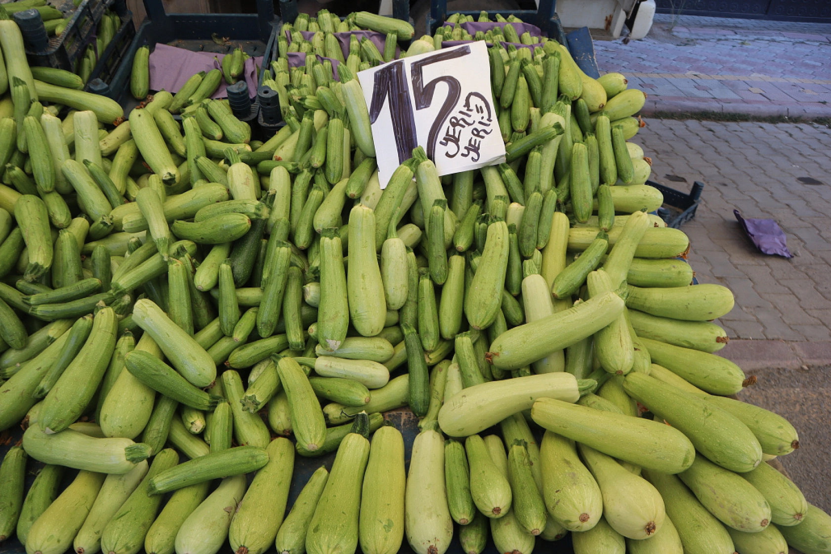 Pazarda şok fiyatlar! Domates salatalık 10 liraya kadar düştü…