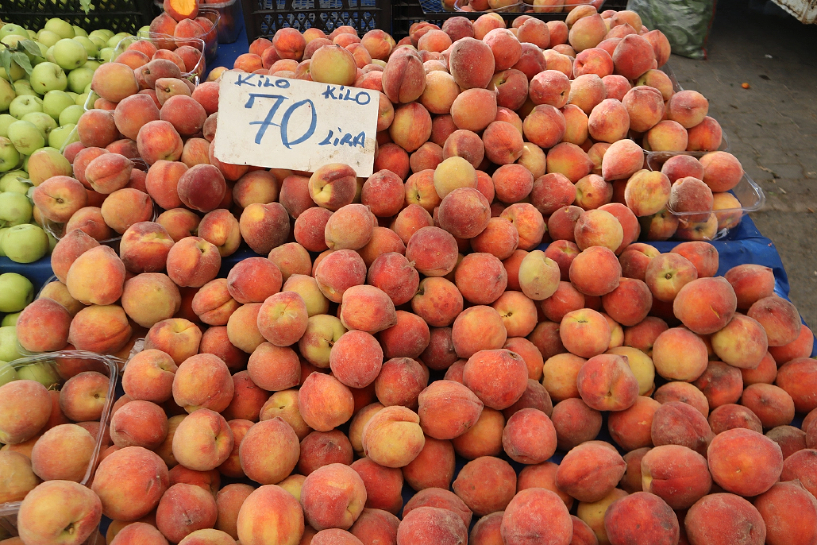 Pazarda şok fiyatlar! Domates salatalık 10 liraya kadar düştü…