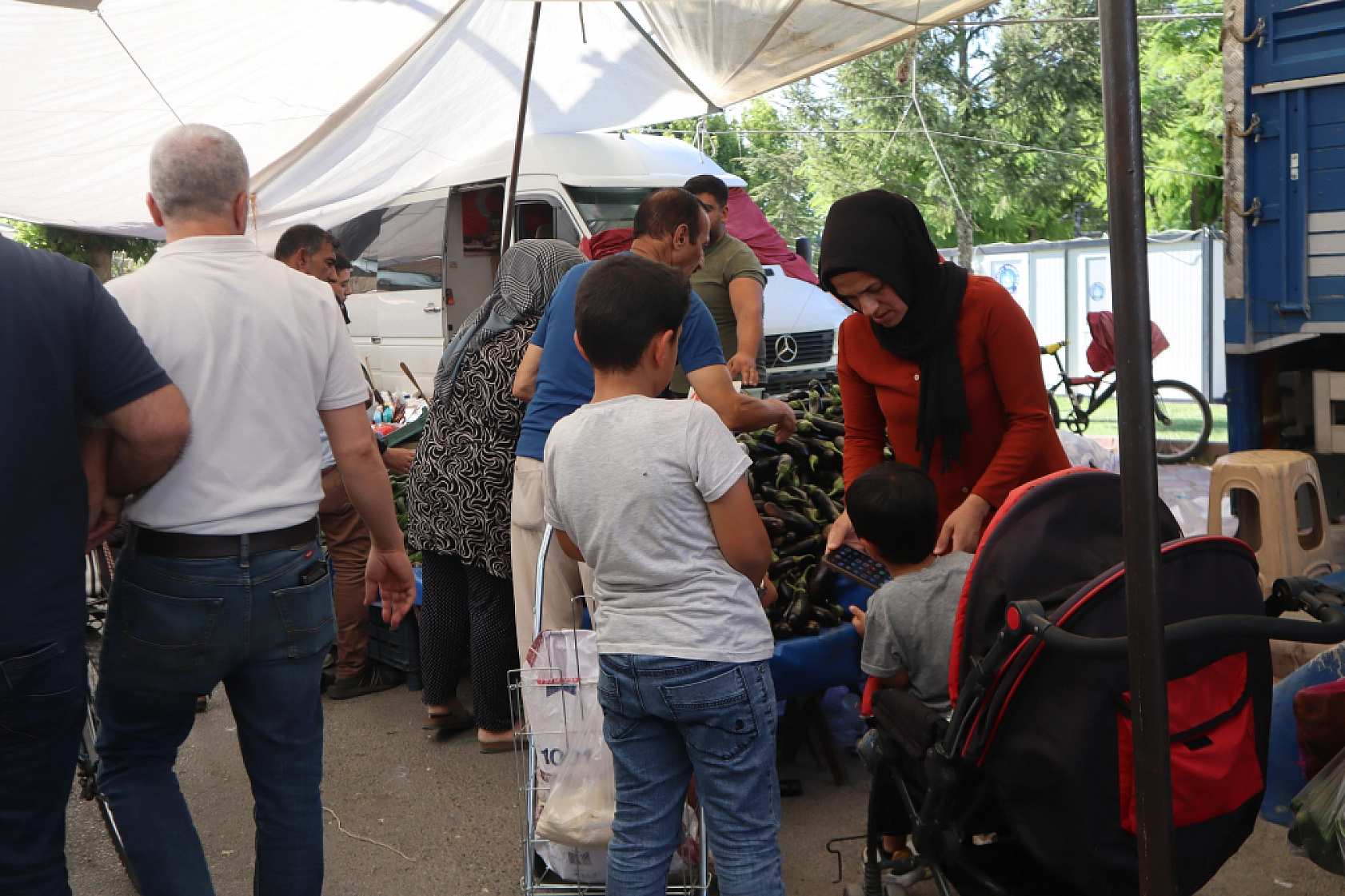 Pazarda şok fiyatlar! Domates salatalık 10 liraya kadar düştü…