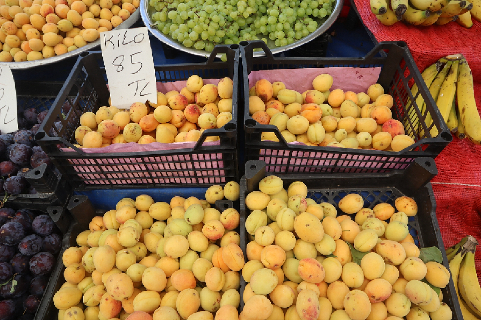 Pazarda şok fiyatlar! Domates salatalık 10 liraya kadar düştü…