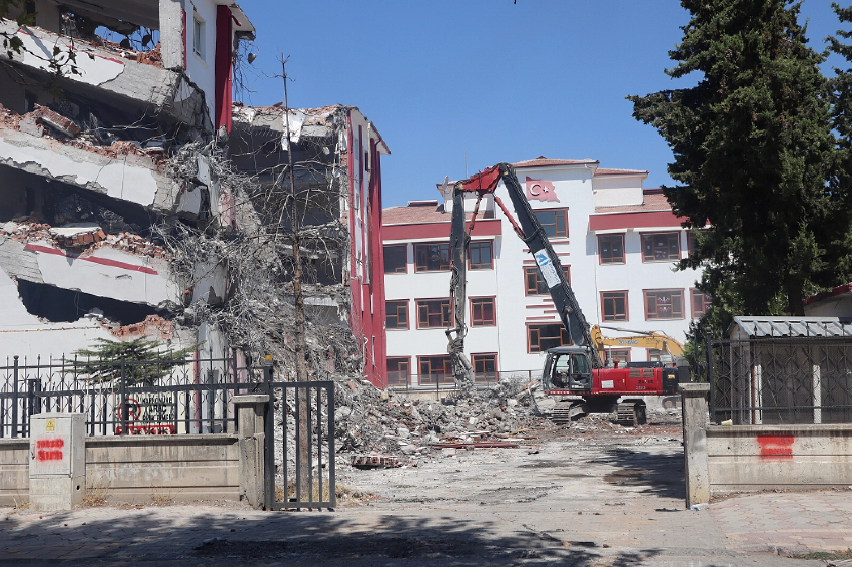 6 Şubat'ın Bir Başka Yarası: Malatya'nın Simgesi Yıkılıyor...! Sadece Anı Olarak Kalacak...