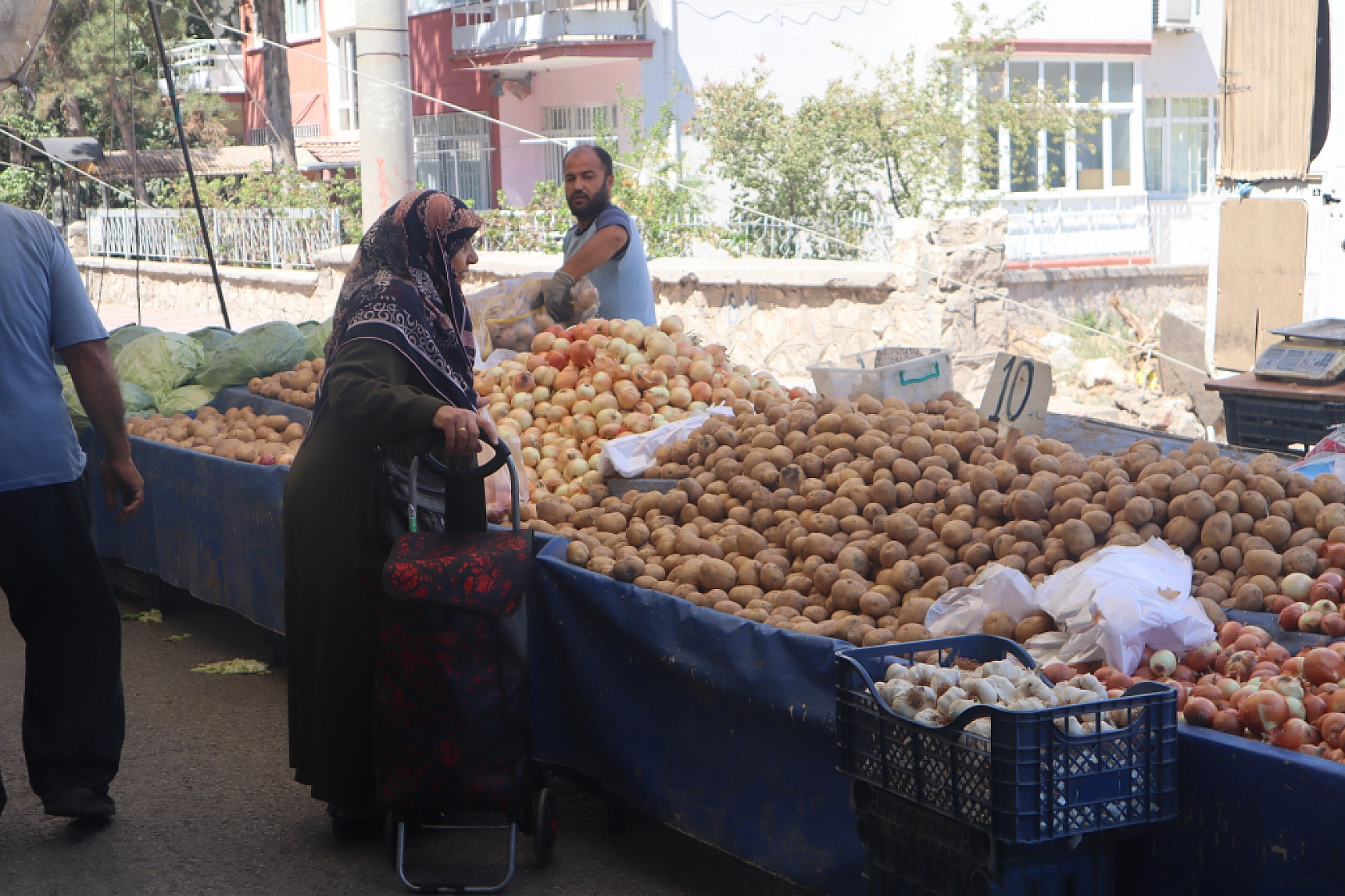 Kışlık Sebzeler Pazar Tezgahlarında Yerini Aldı! İşte Güncel Perşembe Pazarı Fiyatları…