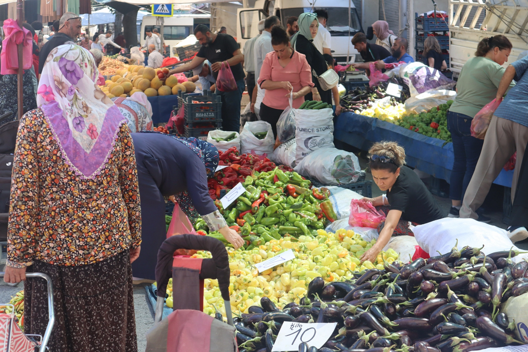 Kışlık Sebzeler Pazar Tezgahlarında Yerini Aldı! İşte Güncel Perşembe Pazarı Fiyatları…