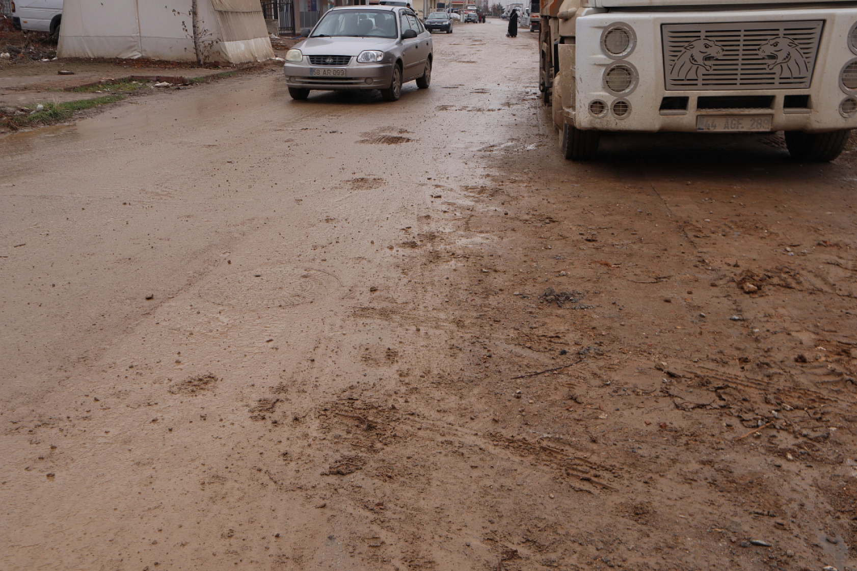 Malatya'nın Çamurlu Yolları Hem Sürücülere Hem de Yayalara Çile Olmaya Devam Ediyor!