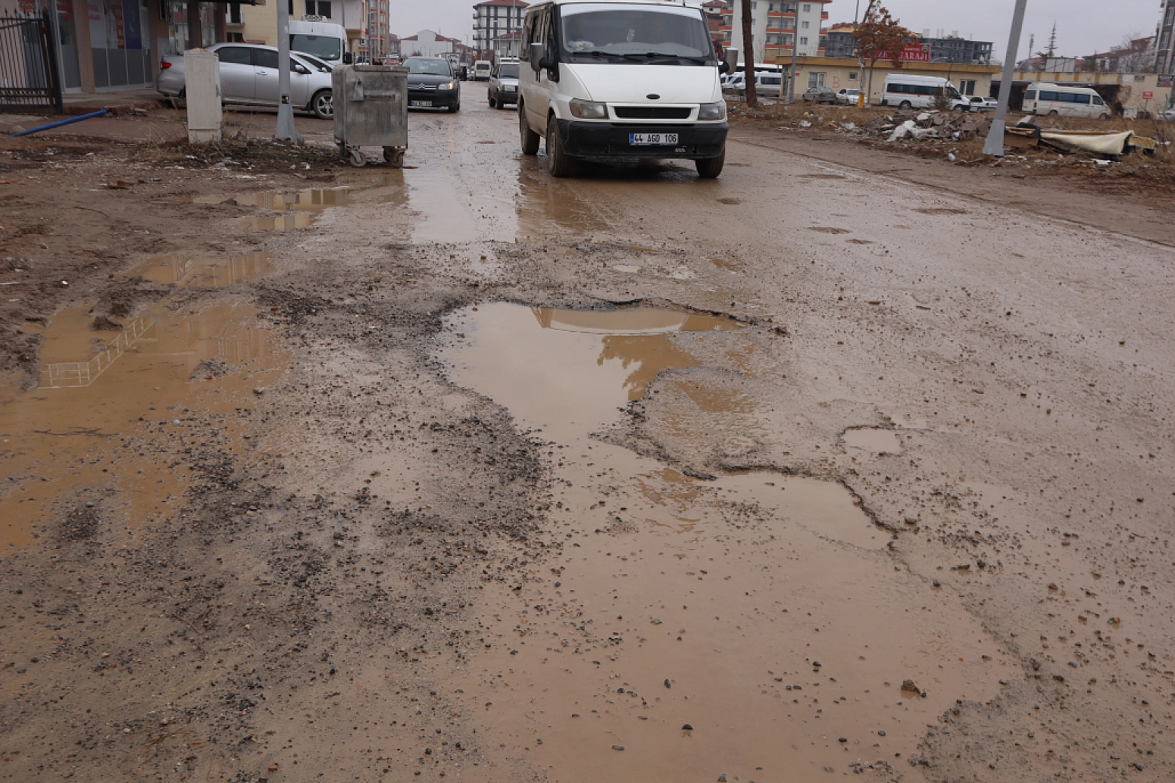 Malatya'nın Çamurlu Yolları Hem Sürücülere Hem de Yayalara Çile Olmaya Devam Ediyor!