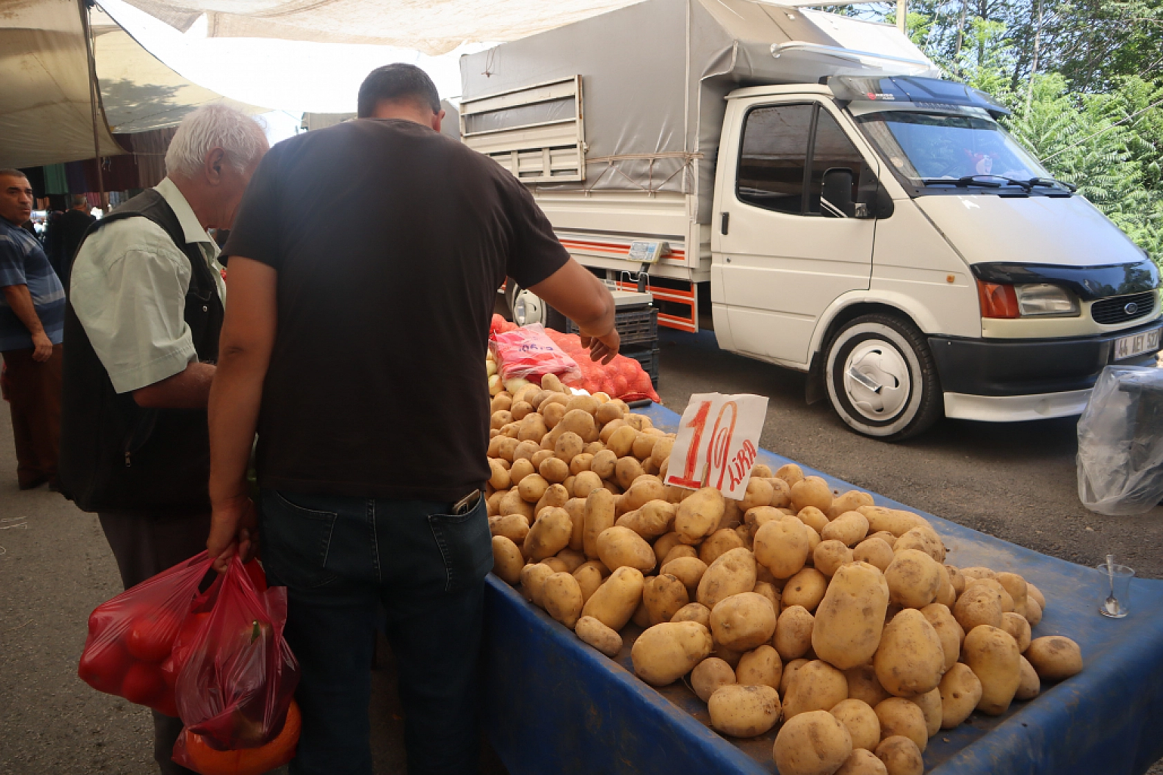Kışlık Sebzeler Pazar Tezgahlarında Yerini Aldı! İşte Güncel Perşembe Pazarı Fiyatları…