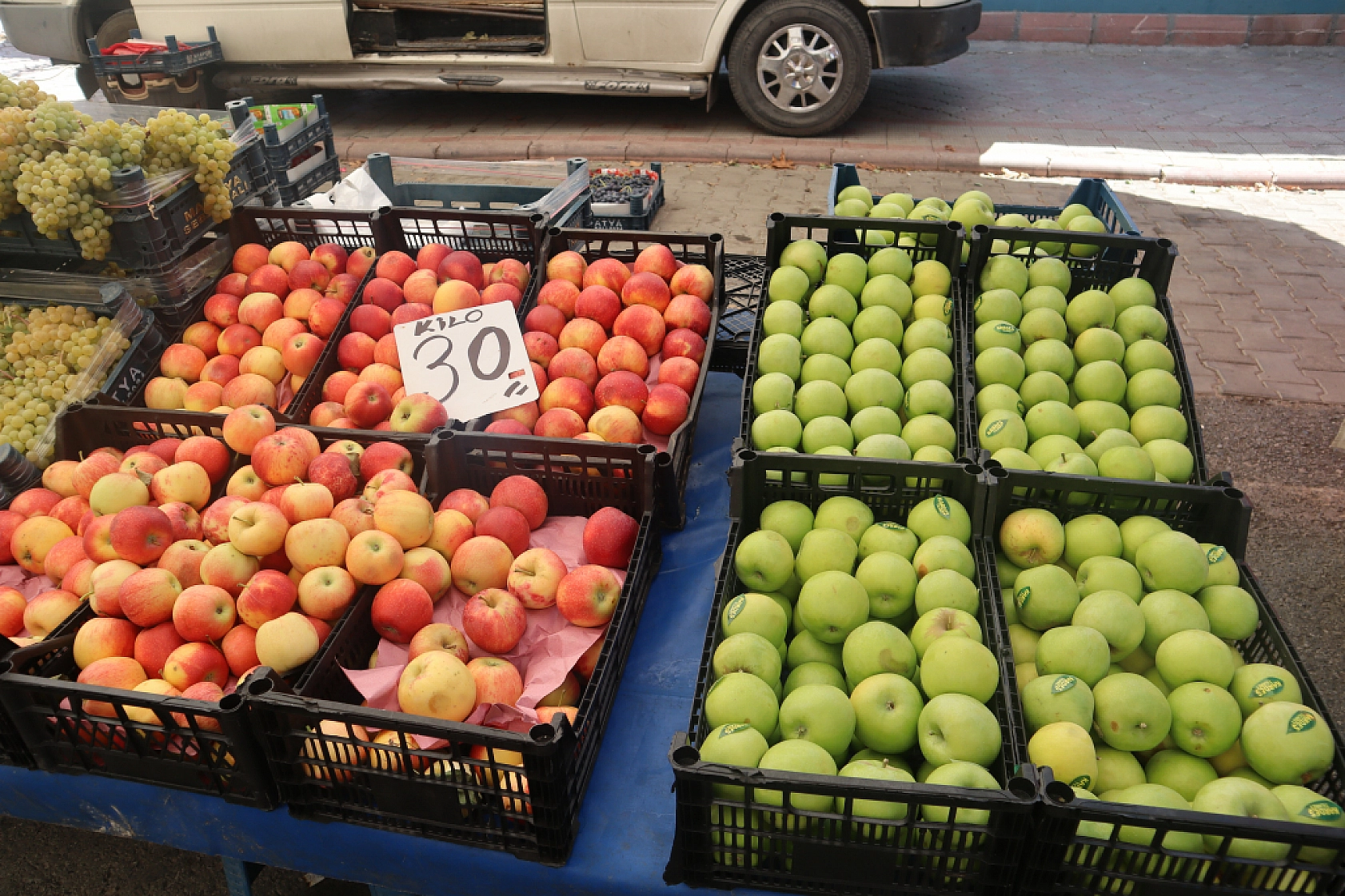 Kışlık Sebzeler Pazar Tezgahlarında Yerini Aldı! İşte Güncel Perşembe Pazarı Fiyatları…