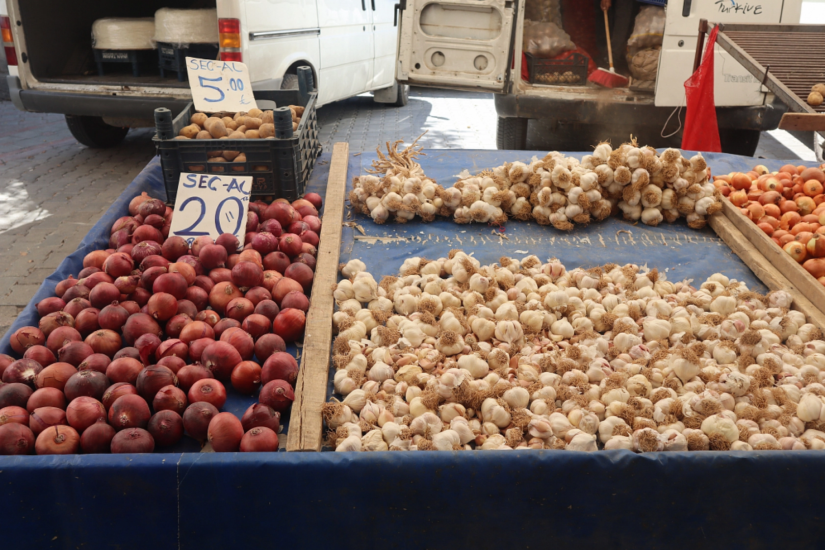 Kışlık Sebzeler Pazar Tezgahlarında Yerini Aldı! İşte Güncel Perşembe Pazarı Fiyatları…