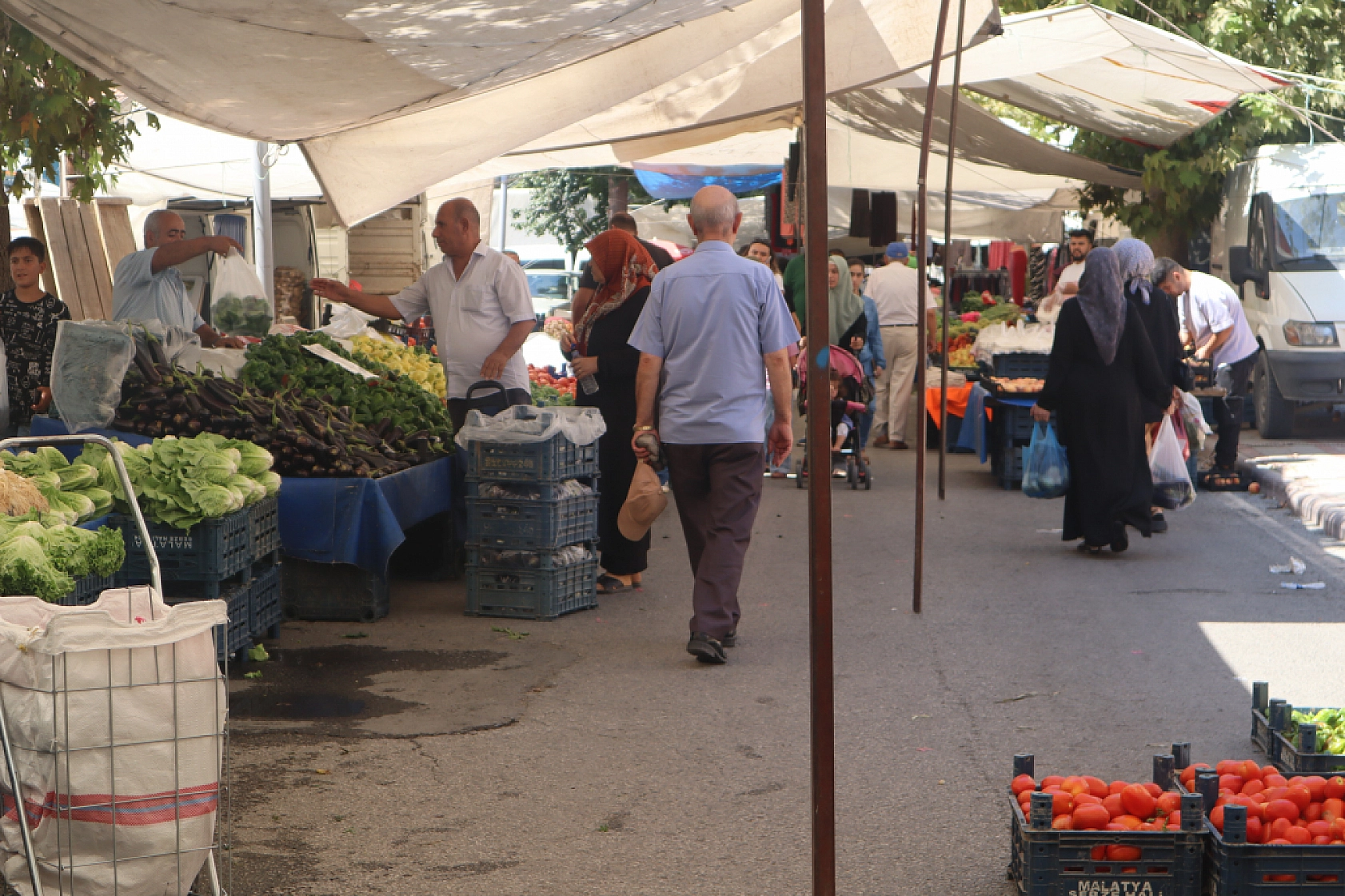 Kışlık Sebzeler Pazar Tezgahlarında Yerini Aldı! İşte Güncel Perşembe Pazarı Fiyatları…