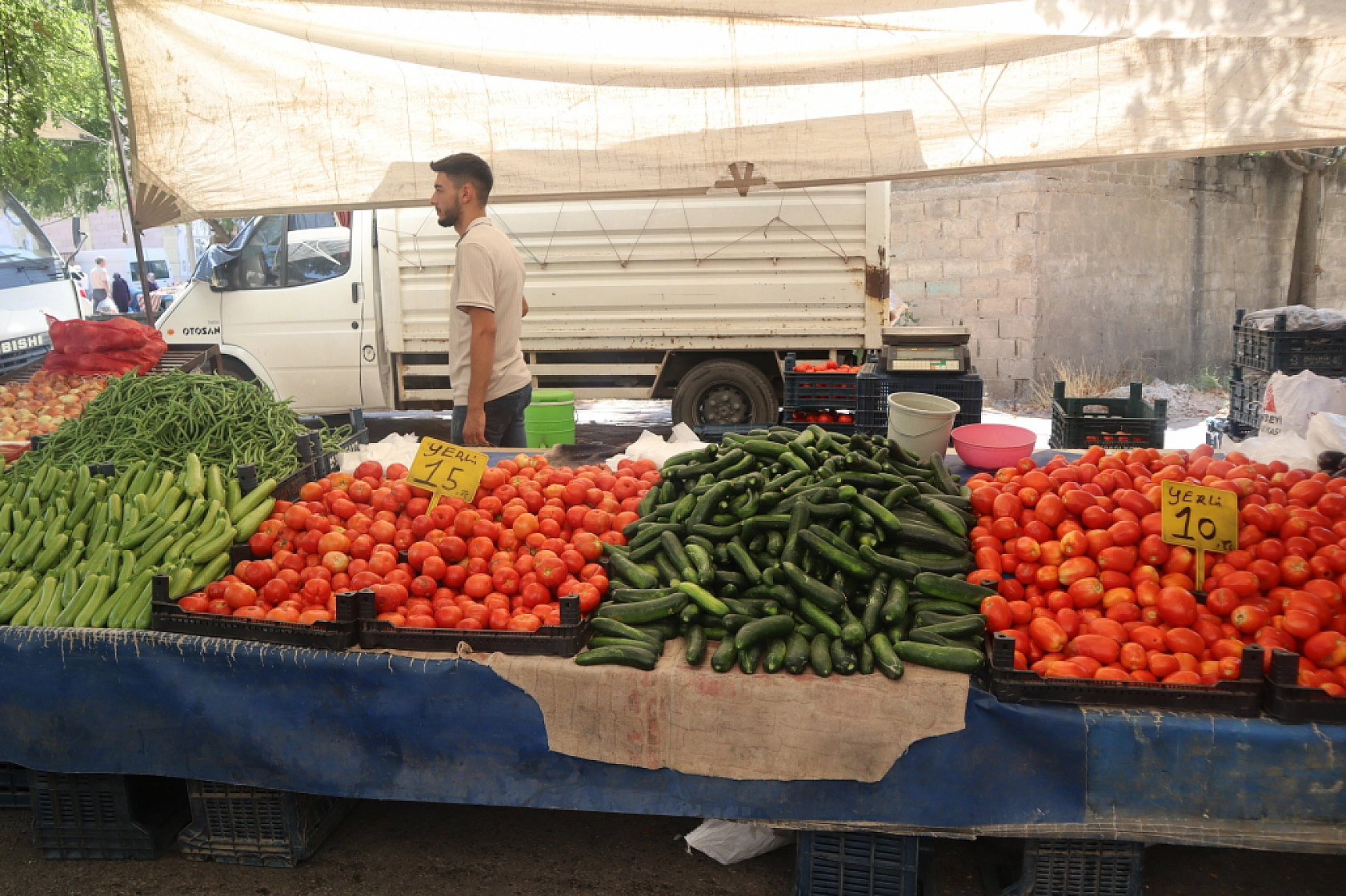 Kışlık Sebzeler Pazar Tezgahlarında Yerini Aldı! İşte Güncel Perşembe Pazarı Fiyatları…