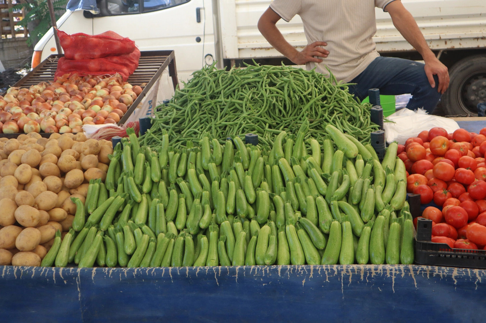 Kışlık Sebzeler Pazar Tezgahlarında Yerini Aldı! İşte Güncel Perşembe Pazarı Fiyatları…