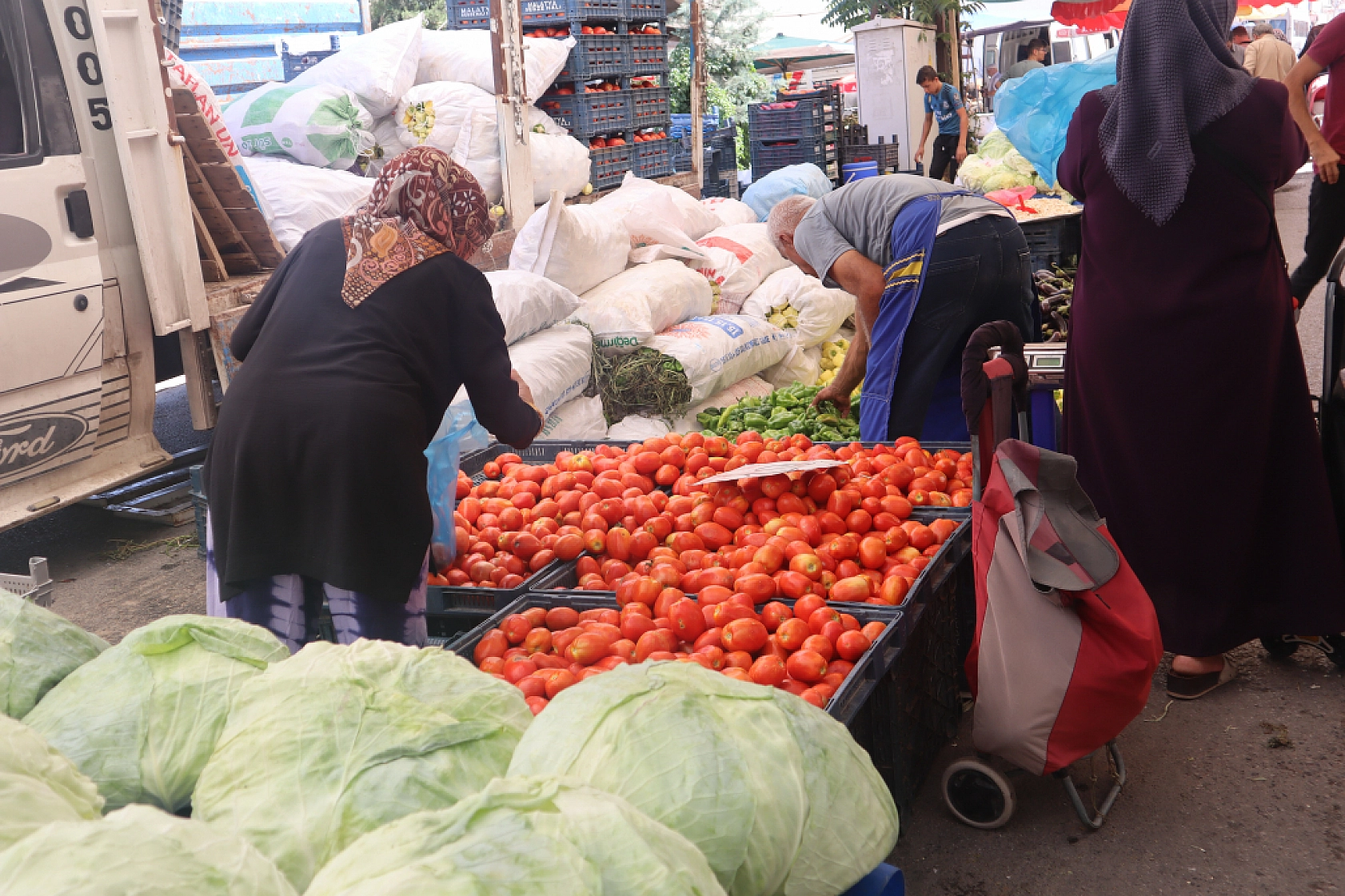 Kışlık Sebzeler Pazar Tezgahlarında Yerini Aldı! İşte Güncel Perşembe Pazarı Fiyatları…