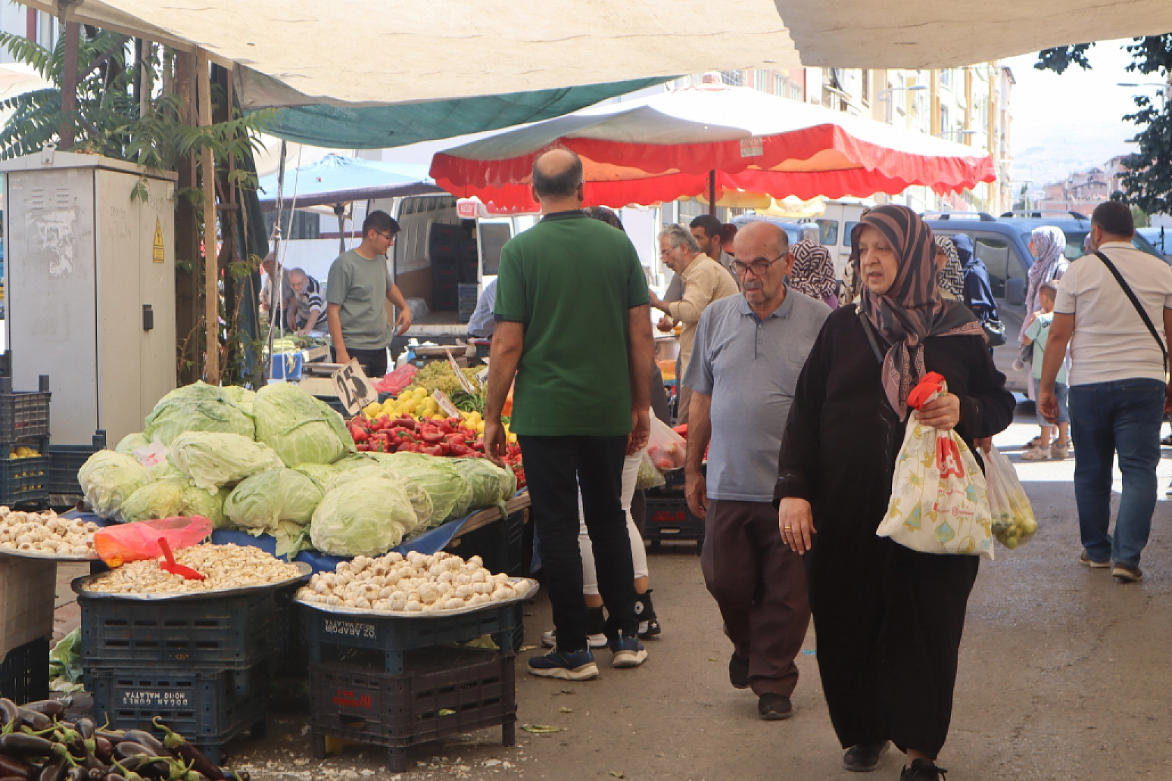 Kışlık Sebzeler Pazar Tezgahlarında Yerini Aldı! İşte Güncel Perşembe Pazarı Fiyatları…