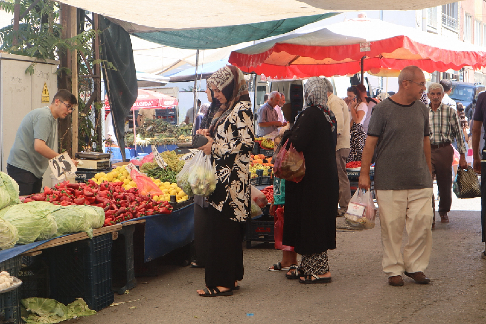 Kışlık Sebzeler Pazar Tezgahlarında Yerini Aldı! İşte Güncel Perşembe Pazarı Fiyatları…