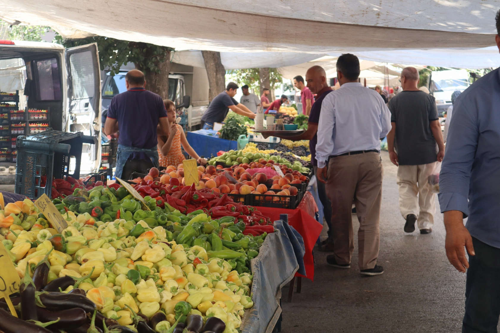 Kışlık Sebzeler Pazar Tezgahlarında Yerini Aldı! İşte Güncel Perşembe Pazarı Fiyatları…