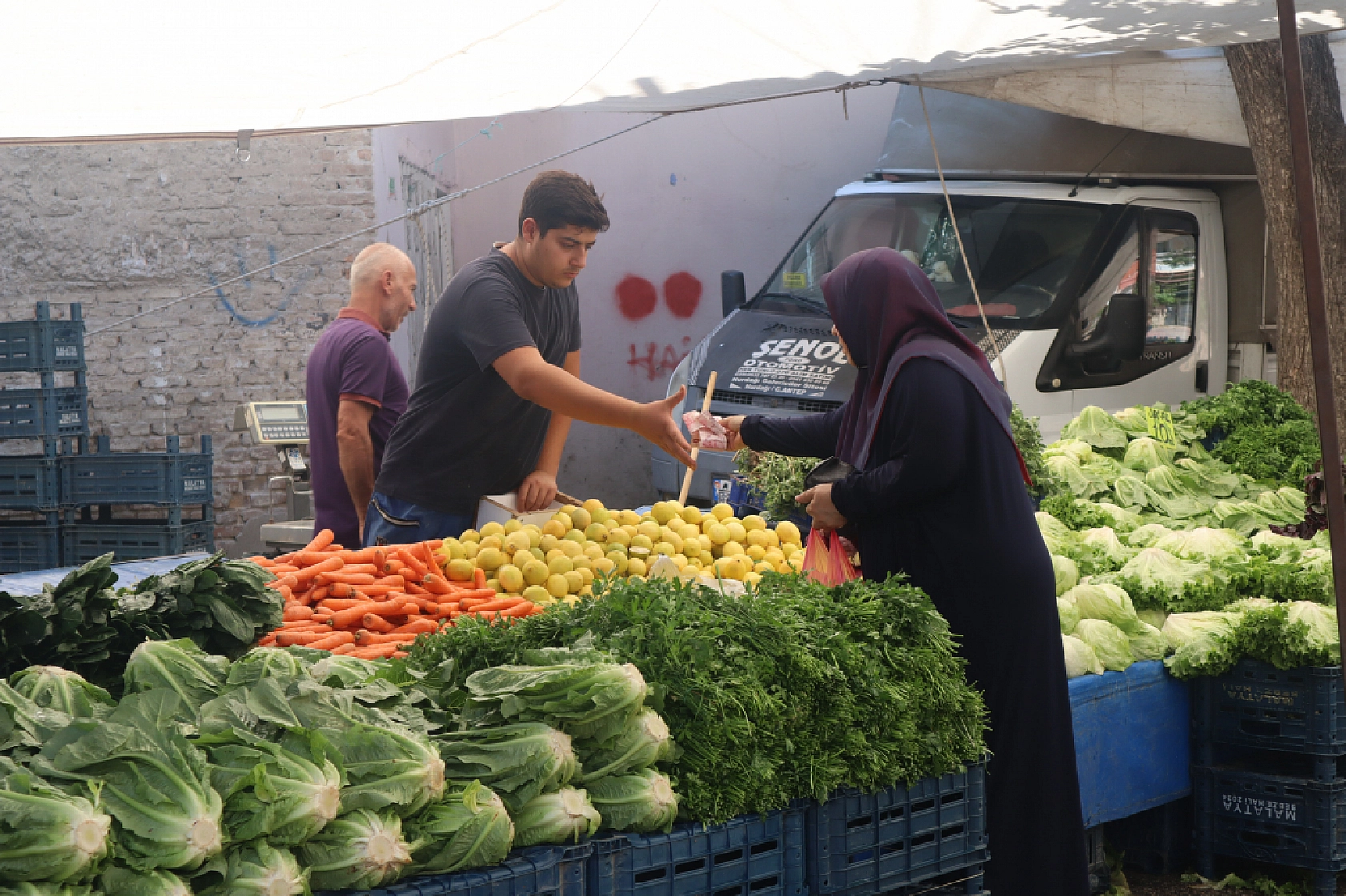 Kışlık Sebzeler Pazar Tezgahlarında Yerini Aldı! İşte Güncel Perşembe Pazarı Fiyatları…