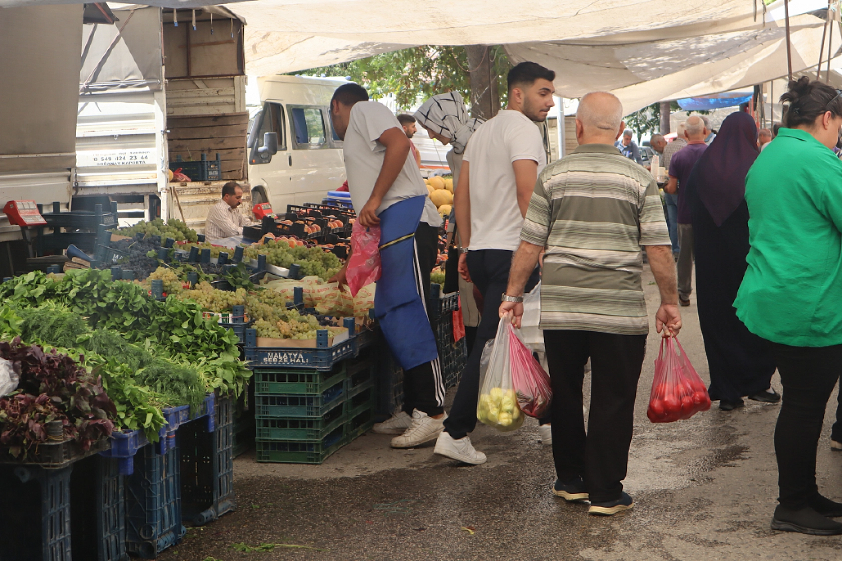 Kışlık Sebzeler Pazar Tezgahlarında Yerini Aldı! İşte Güncel Perşembe Pazarı Fiyatları…
