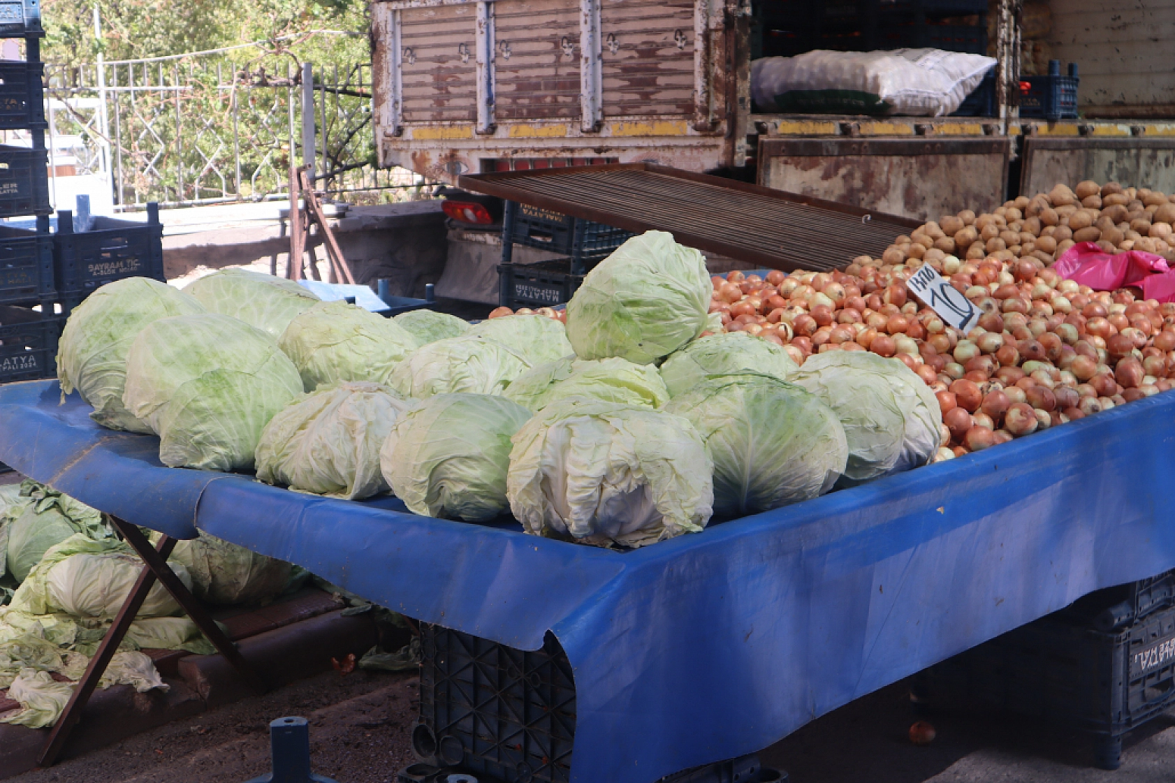 Malatyalılar Perşembe Pazarında Kışlık Sebze Alışverişine Akın Etti! İşte Fiyatlar...