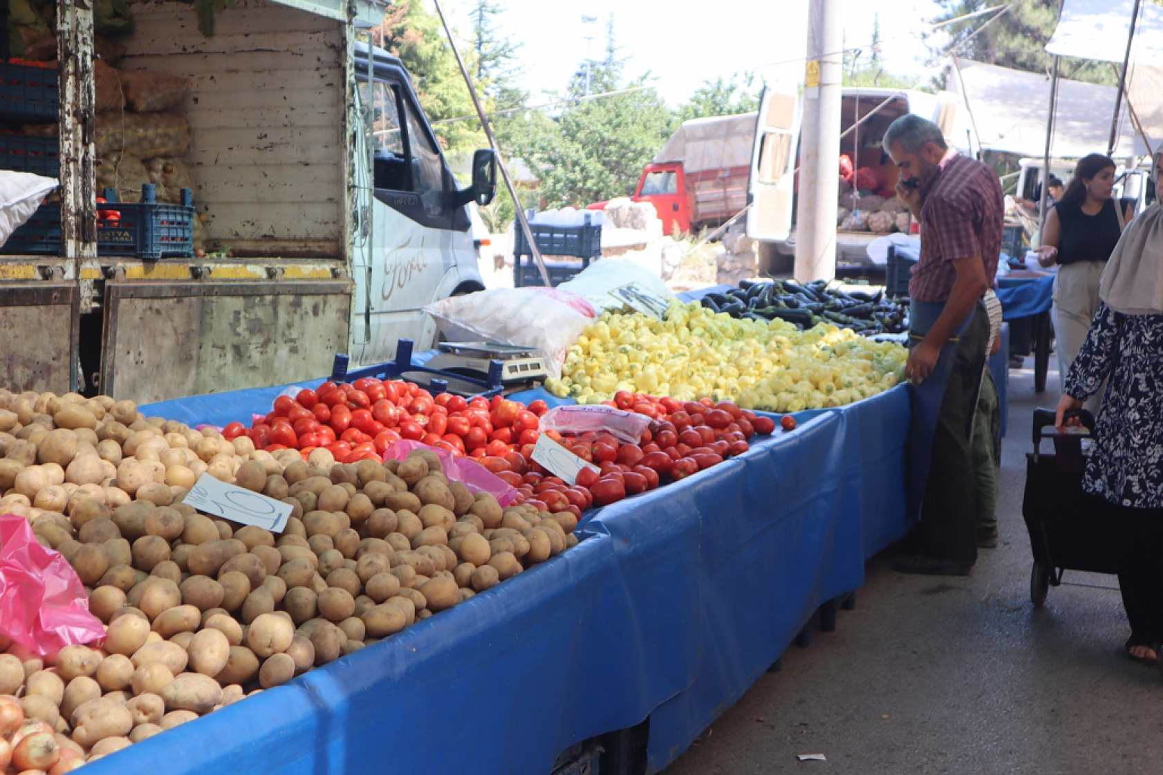 Malatyalılar Perşembe Pazarında Kışlık Sebze Alışverişine Akın Etti! İşte Fiyatlar...