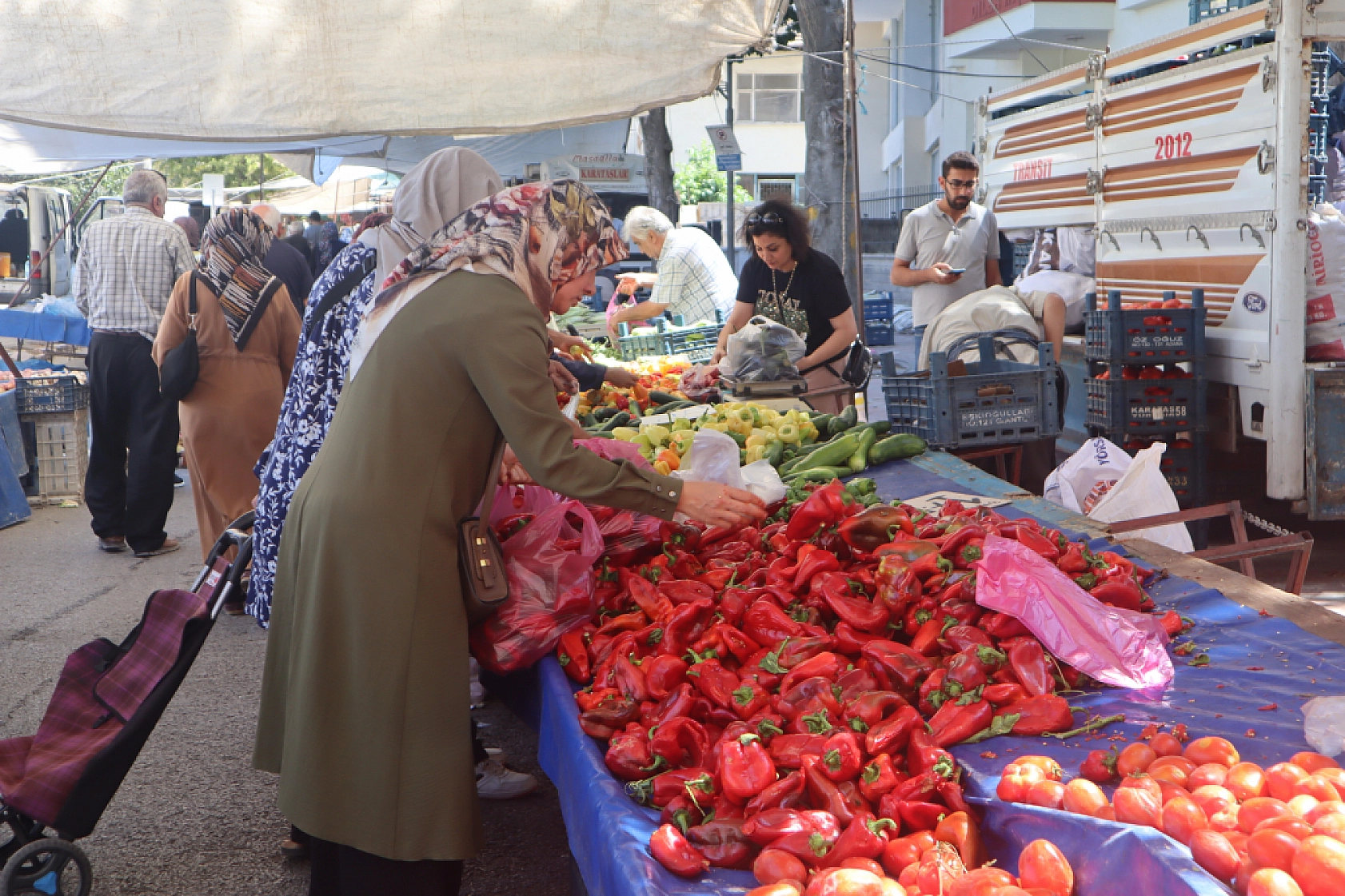 Malatyalılar Perşembe Pazarında Kışlık Sebze Alışverişine Akın Etti! İşte Fiyatlar...