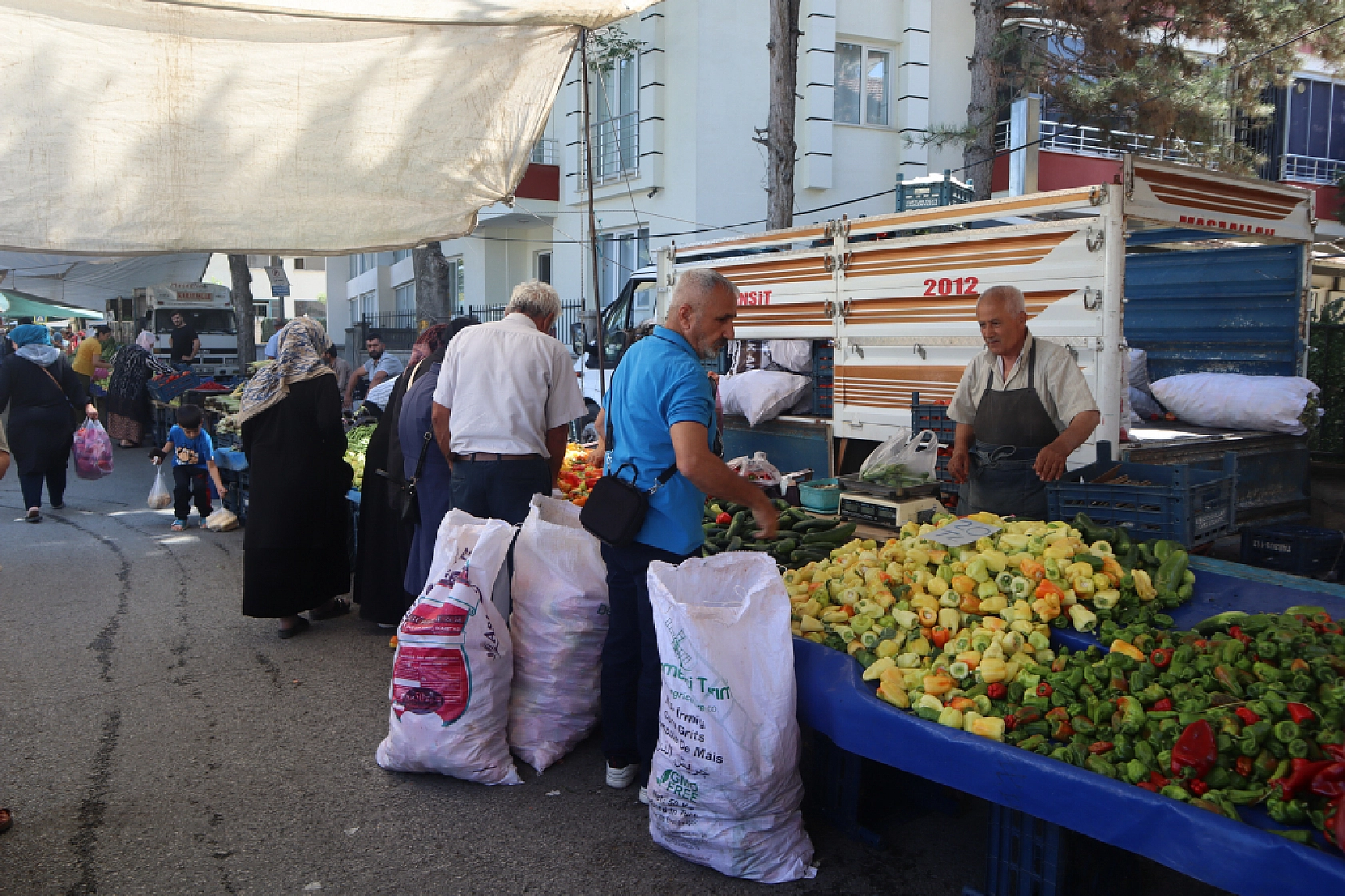 Malatyalılar Perşembe Pazarında Kışlık Sebze Alışverişine Akın Etti! İşte Fiyatlar...
