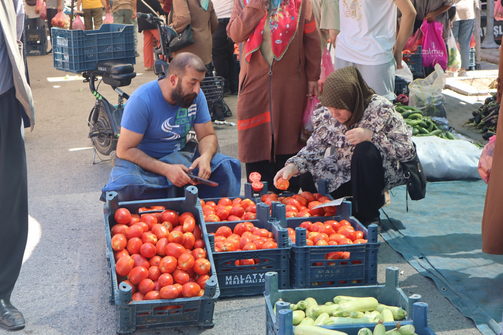 Malatyalılar Perşembe Pazarında Kışlık Sebze Alışverişine Akın Etti! İşte Fiyatlar...