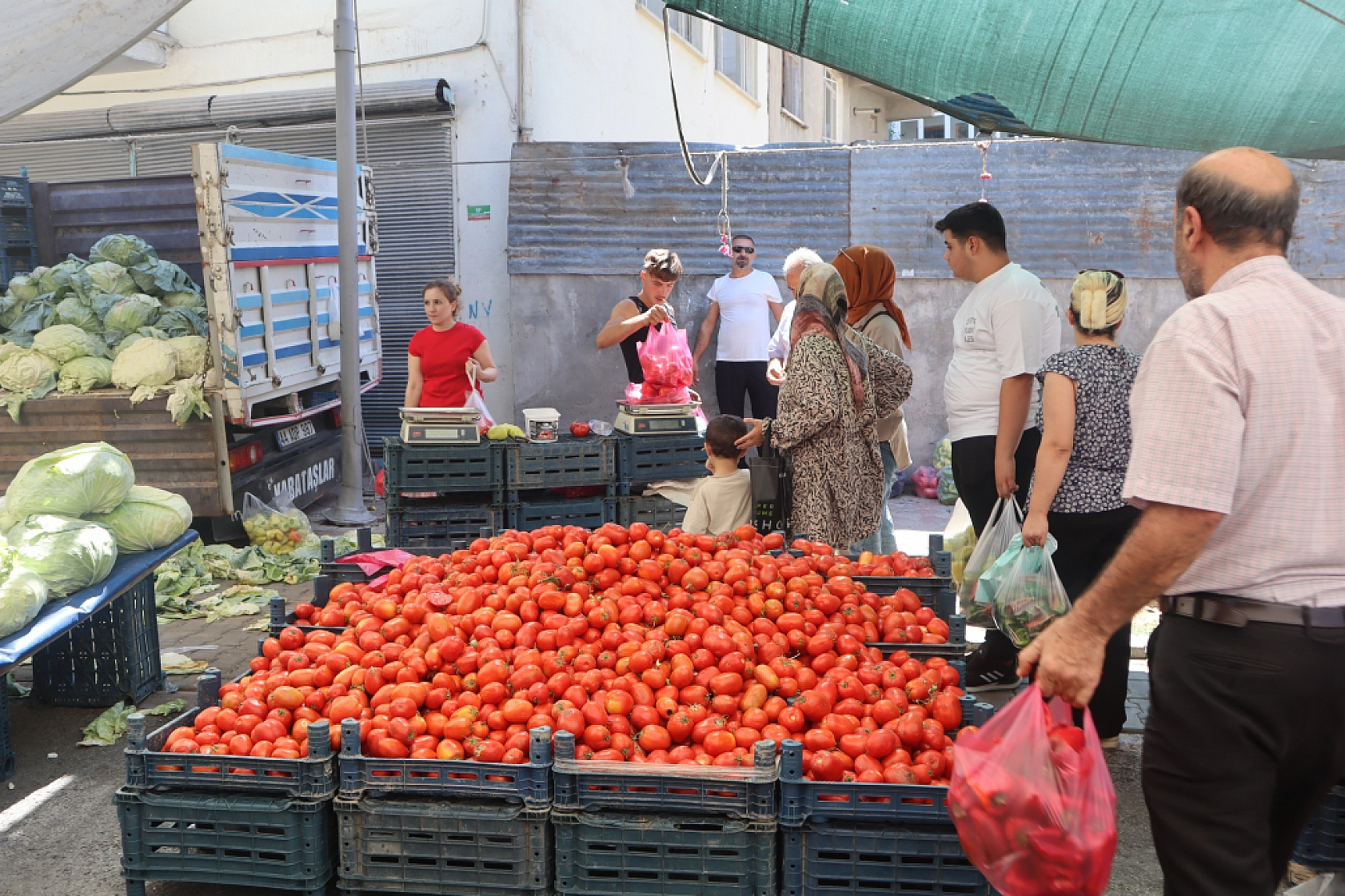 Malatyalılar Perşembe Pazarında Kışlık Sebze Alışverişine Akın Etti! İşte Fiyatlar...