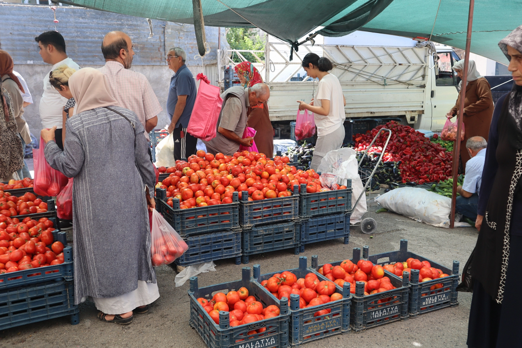 Malatyalılar Perşembe Pazarında Kışlık Sebze Alışverişine Akın Etti! İşte Fiyatlar...