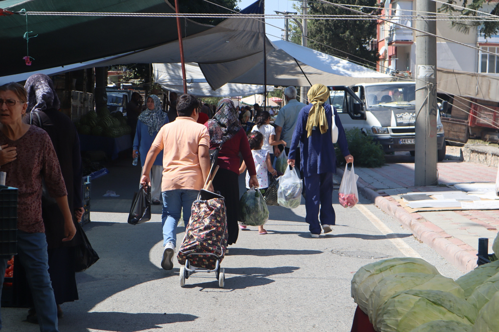 Malatyalılar Perşembe Pazarında Kışlık Sebze Alışverişine Akın Etti! İşte Fiyatlar...