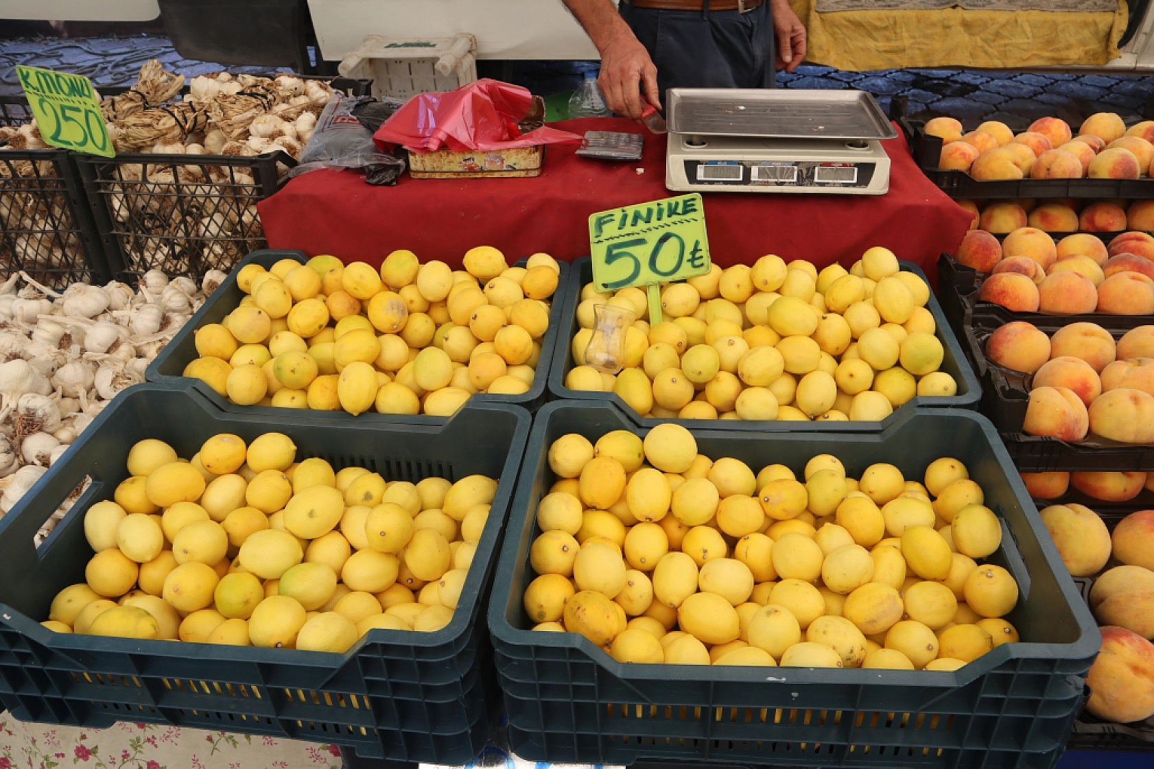 Malatyalılar Perşembe Pazarında Kışlık Sebze Alışverişine Akın Etti! İşte Fiyatlar...