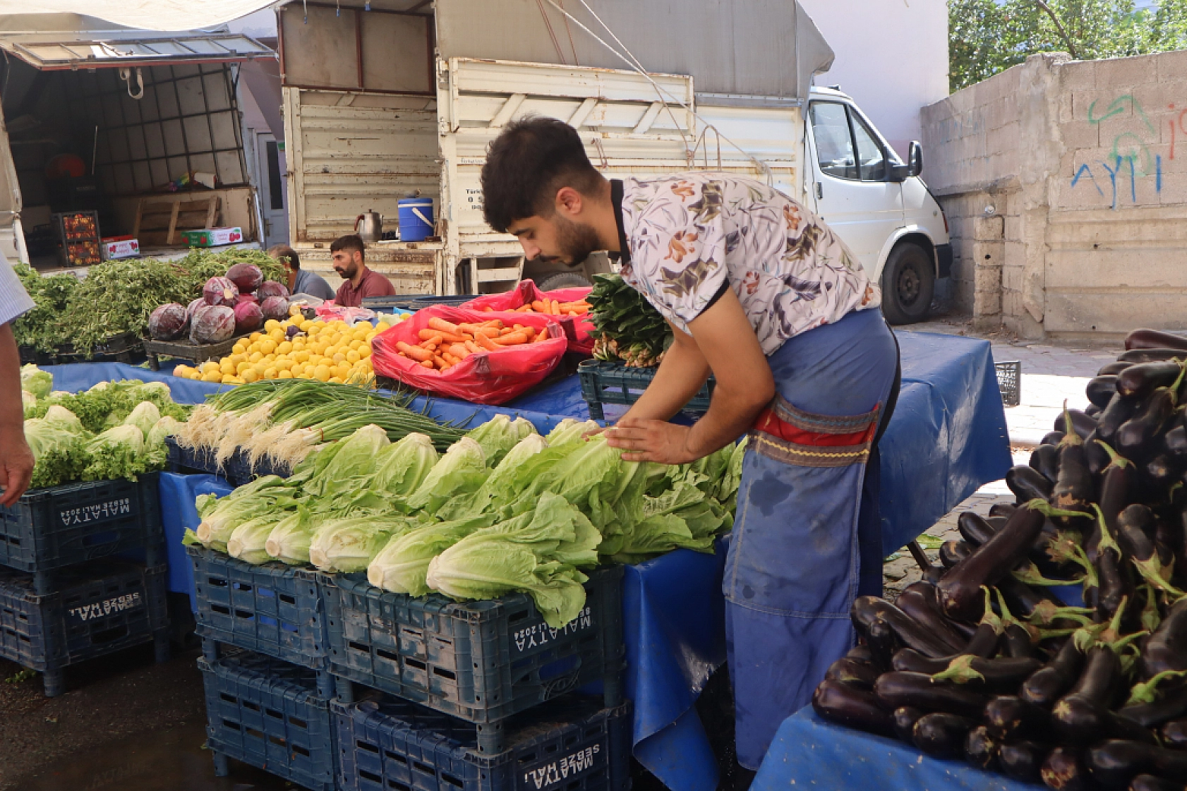Malatyalılar Perşembe Pazarında Kışlık Sebze Alışverişine Akın Etti! İşte Fiyatlar...