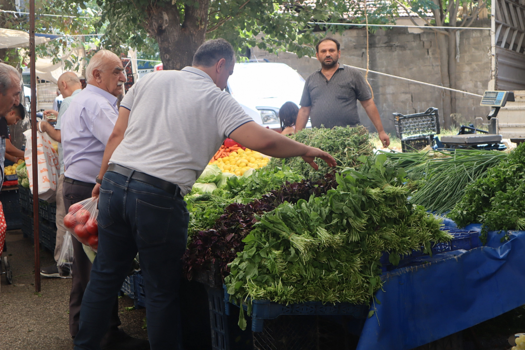 Malatyalılar Perşembe Pazarında Kışlık Sebze Alışverişine Akın Etti! İşte Fiyatlar...