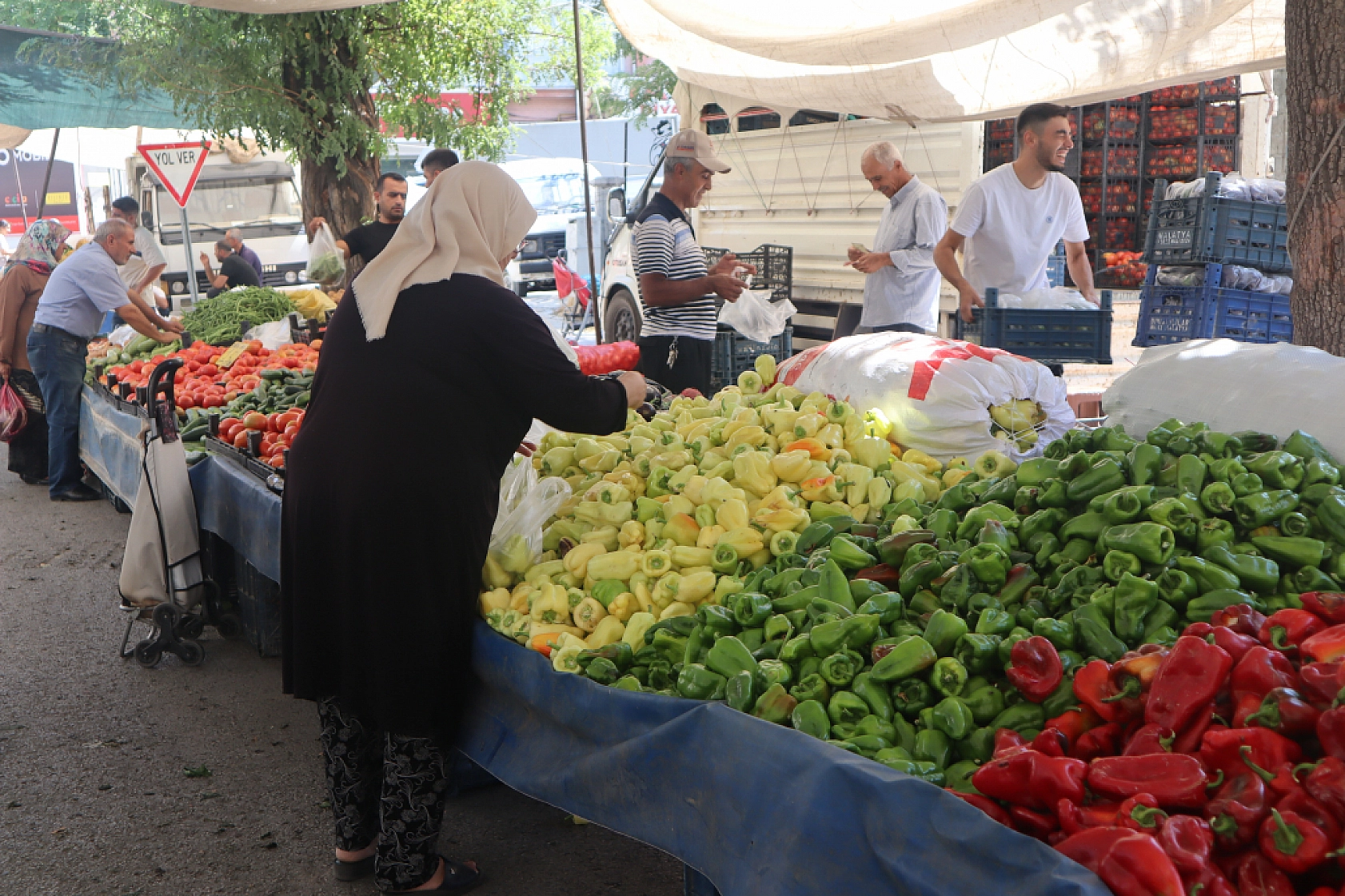 Malatyalılar Perşembe Pazarında Kışlık Sebze Alışverişine Akın Etti! İşte Fiyatlar...