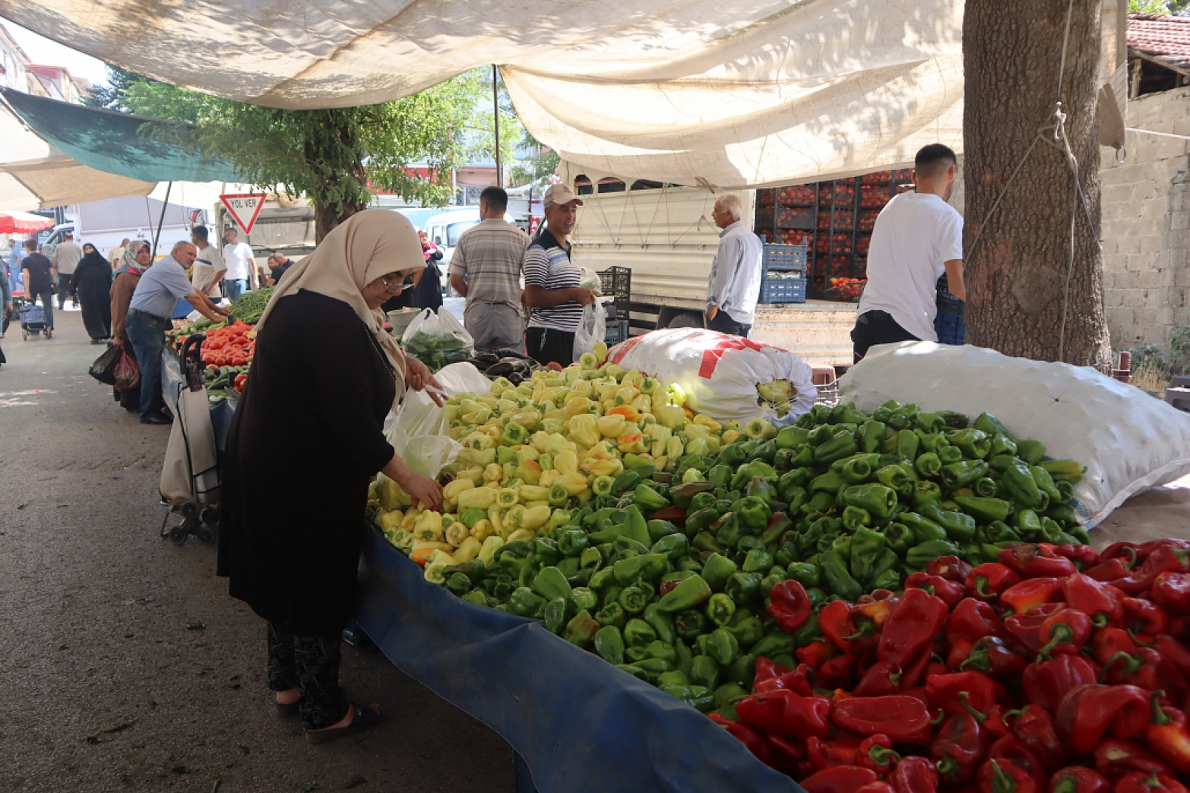 Malatyalılar Perşembe Pazarında Kışlık Sebze Alışverişine Akın Etti! İşte Fiyatlar...