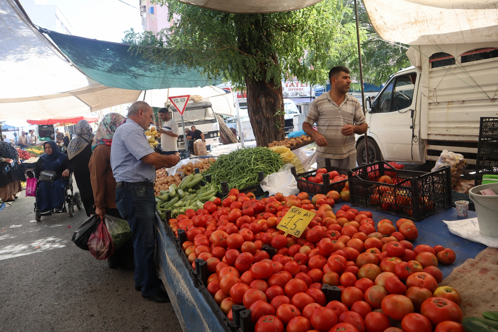 Malatyalılar Perşembe Pazarında Kışlık Sebze Alışverişine Akın Etti! İşte Fiyatlar...