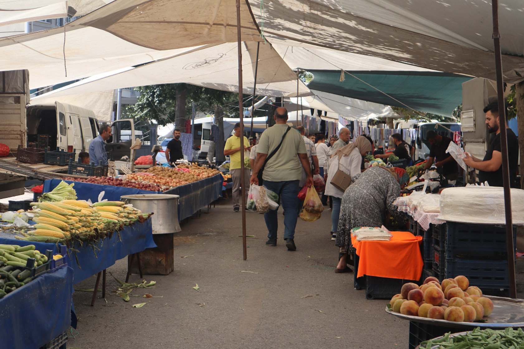 Malatyalılar Perşembe Pazarında Kışlık Sebze Alışverişine Akın Etti! İşte Fiyatlar...