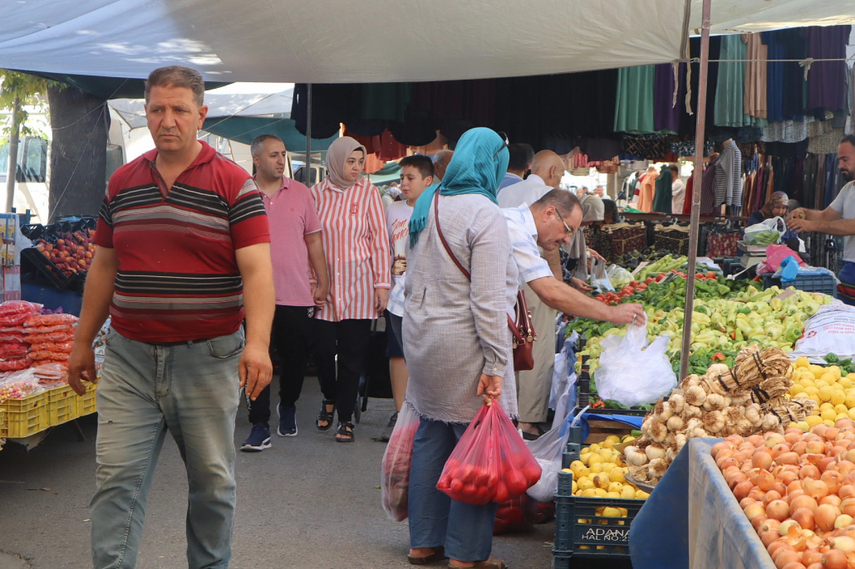 Malatyalılar Perşembe Pazarında Kışlık Sebze Alışverişine Akın Etti! İşte Fiyatlar...