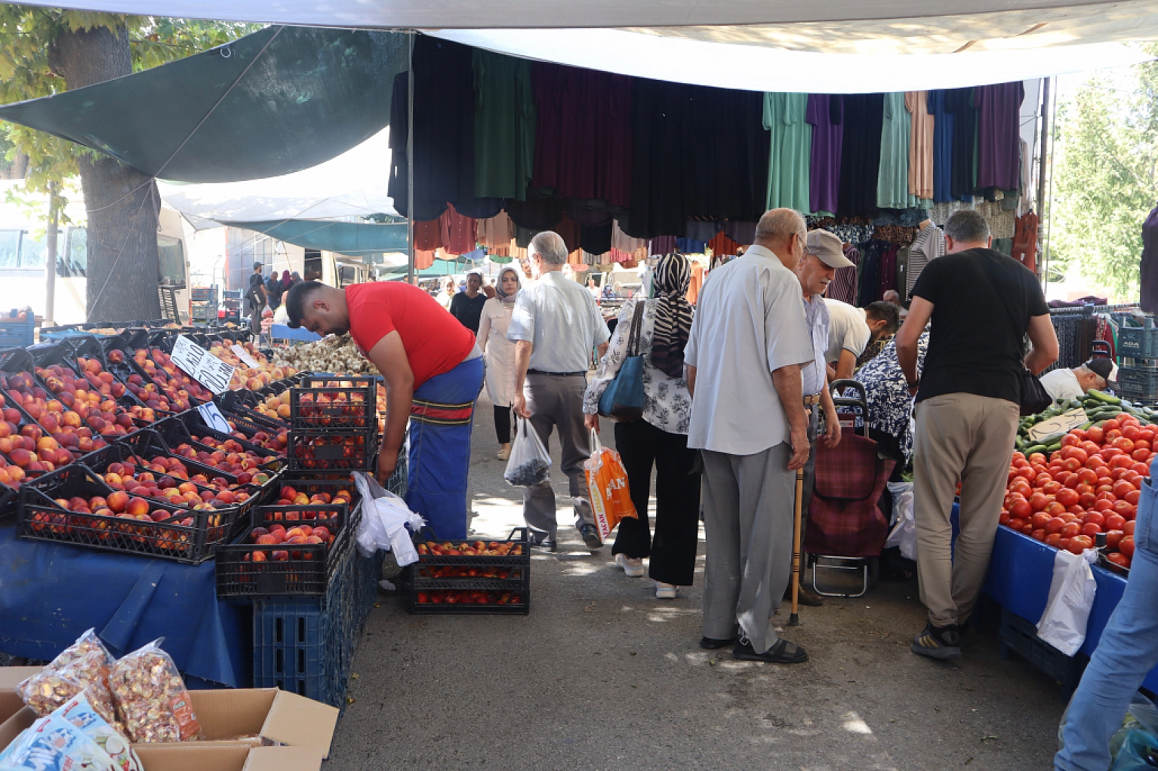 Malatyalılar Perşembe Pazarında Kışlık Sebze Alışverişine Akın Etti! İşte Fiyatlar...