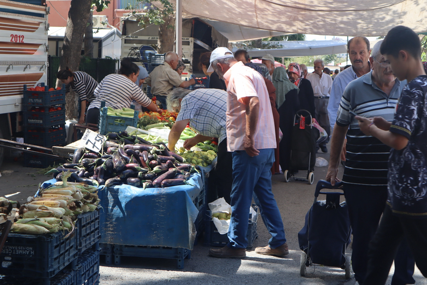 Malatyalılar Perşembe Pazarında Kışlık Sebze Alışverişine Akın Etti! İşte Fiyatlar...
