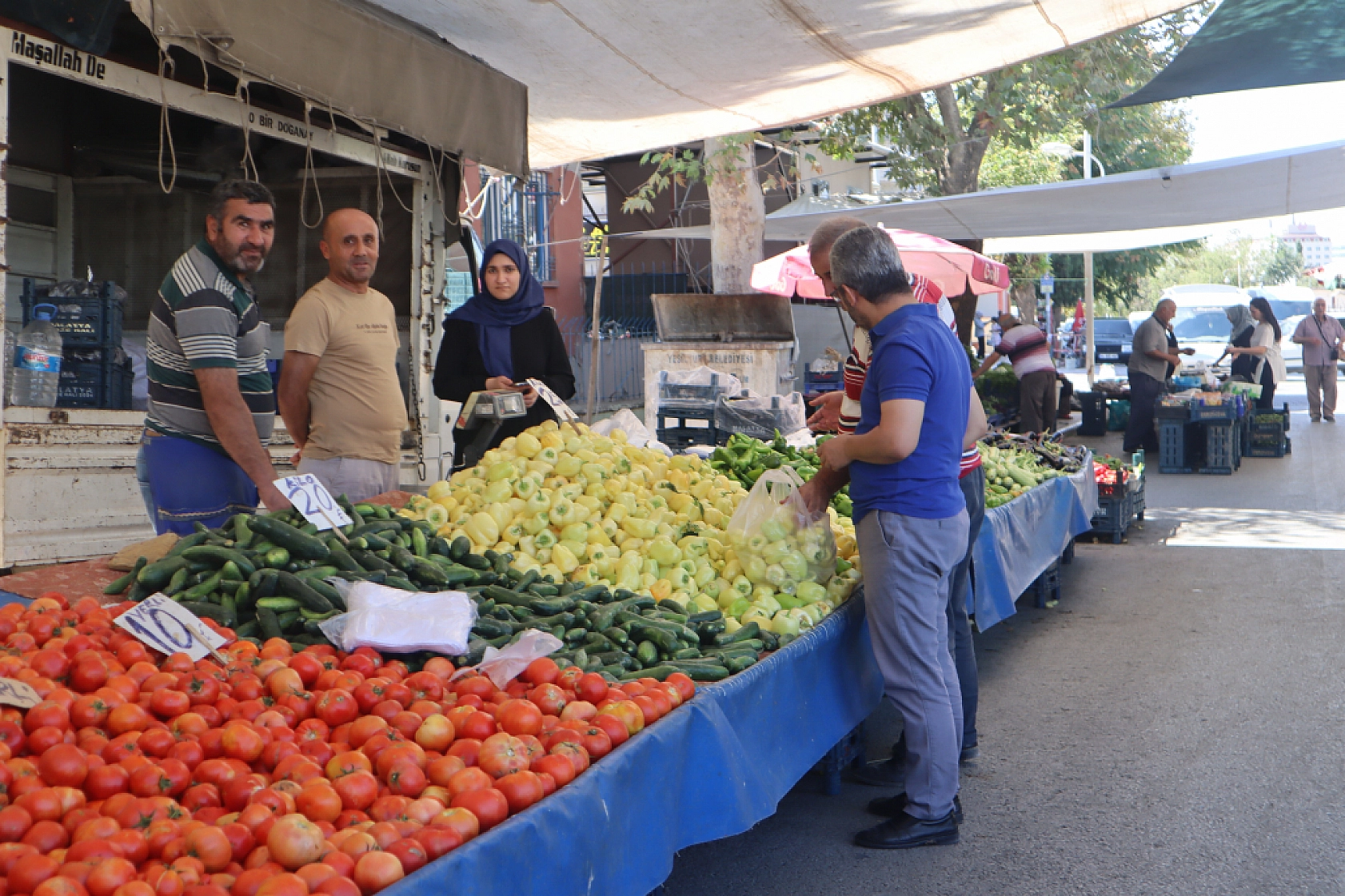 Malatyalılar Perşembe Pazarında Kışlık Sebze Alışverişine Akın Etti! İşte Fiyatlar...