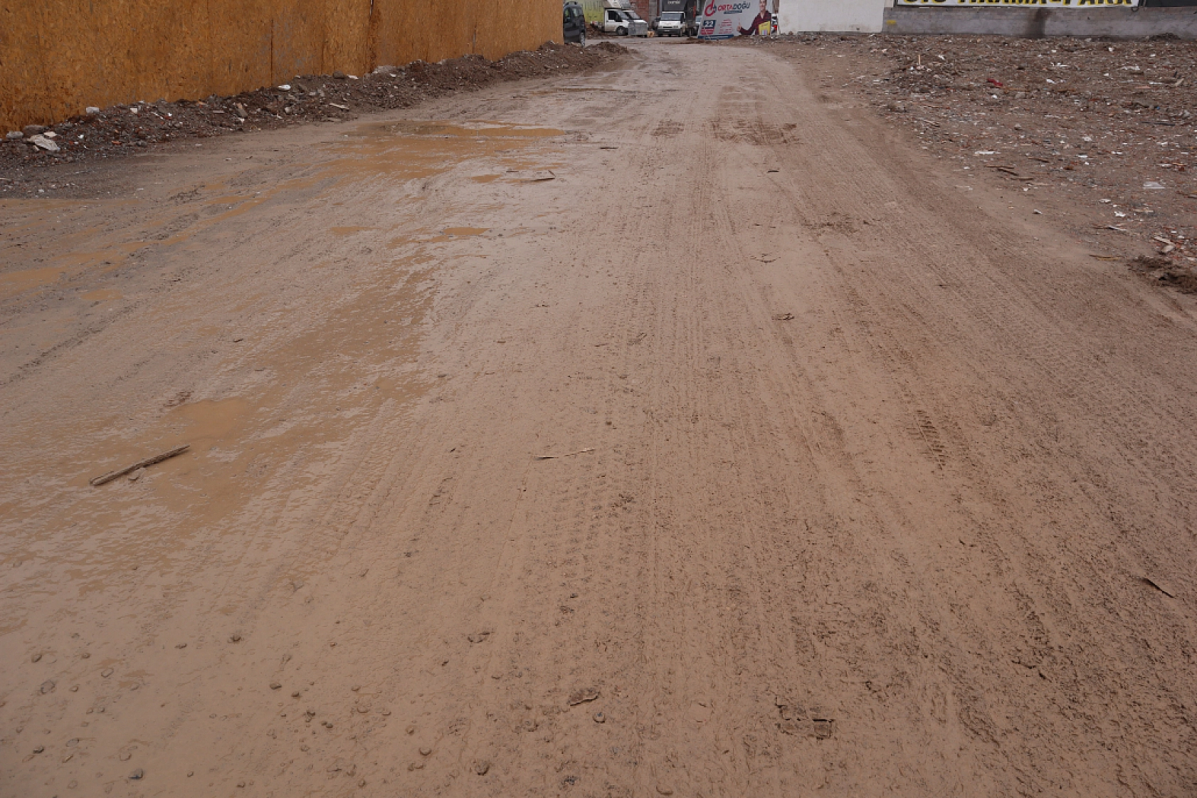 Malatya'nın Çamurlu Yolları Hem Sürücülere Hem de Yayalara Çile Olmaya Devam Ediyor!