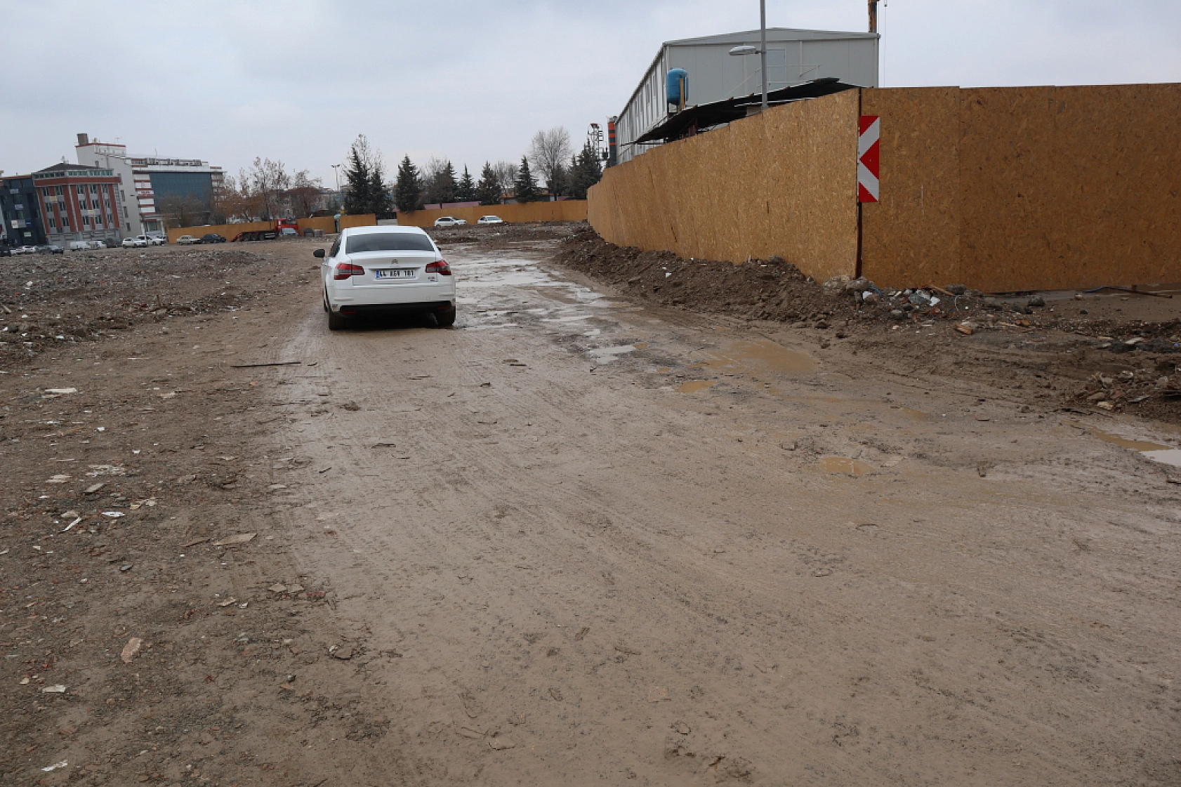 Malatya'nın Çamurlu Yolları Hem Sürücülere Hem de Yayalara Çile Olmaya Devam Ediyor!