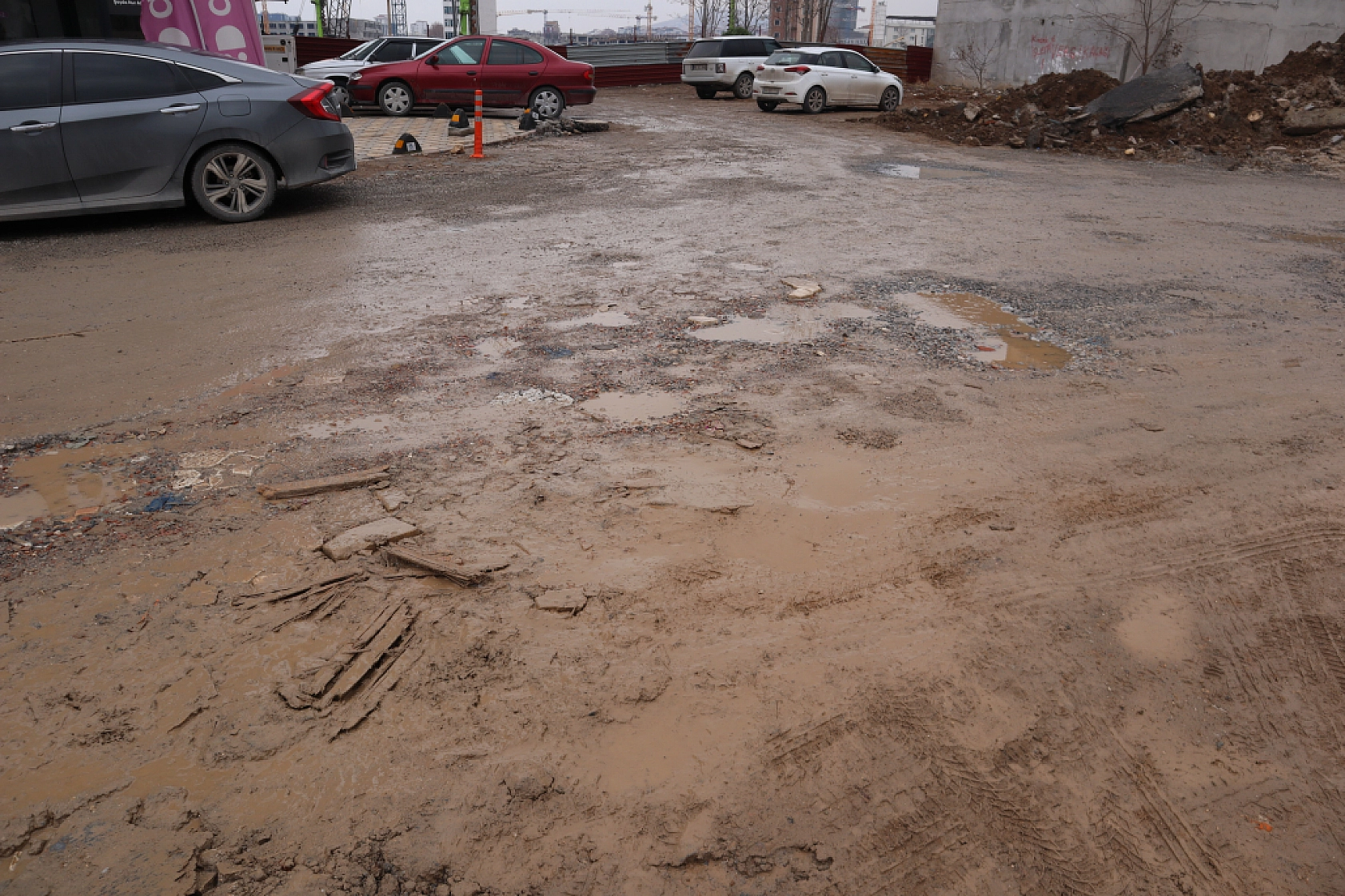 Malatya'nın Çamurlu Yolları Hem Sürücülere Hem de Yayalara Çile Olmaya Devam Ediyor!