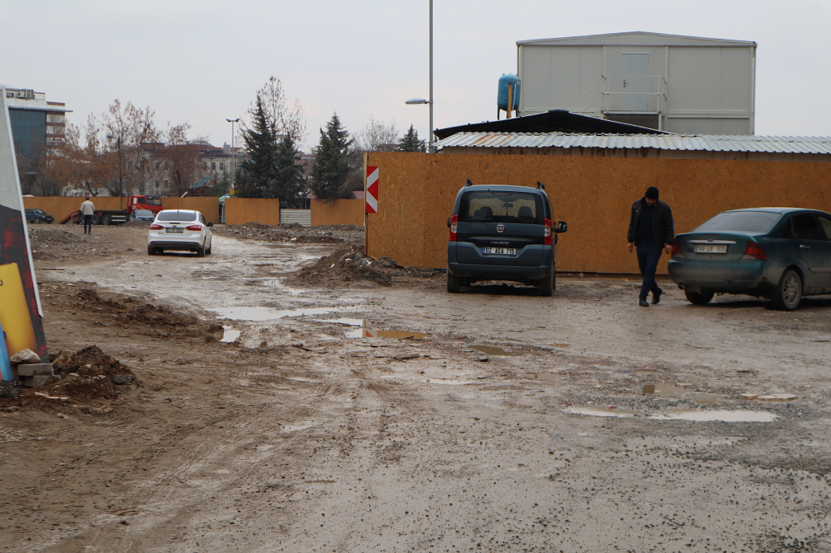 Malatya'nın Çamurlu Yolları Hem Sürücülere Hem de Yayalara Çile Olmaya Devam Ediyor!