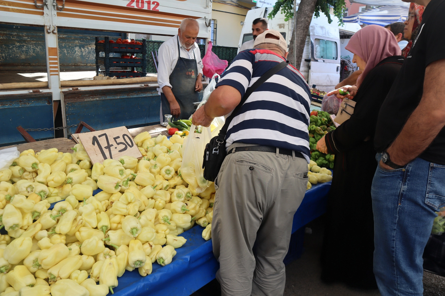 Cebini düşünen Malatyalılar, semt pazarını tercih ediyor! İşte güncel perşembe pazarı fiyatları..