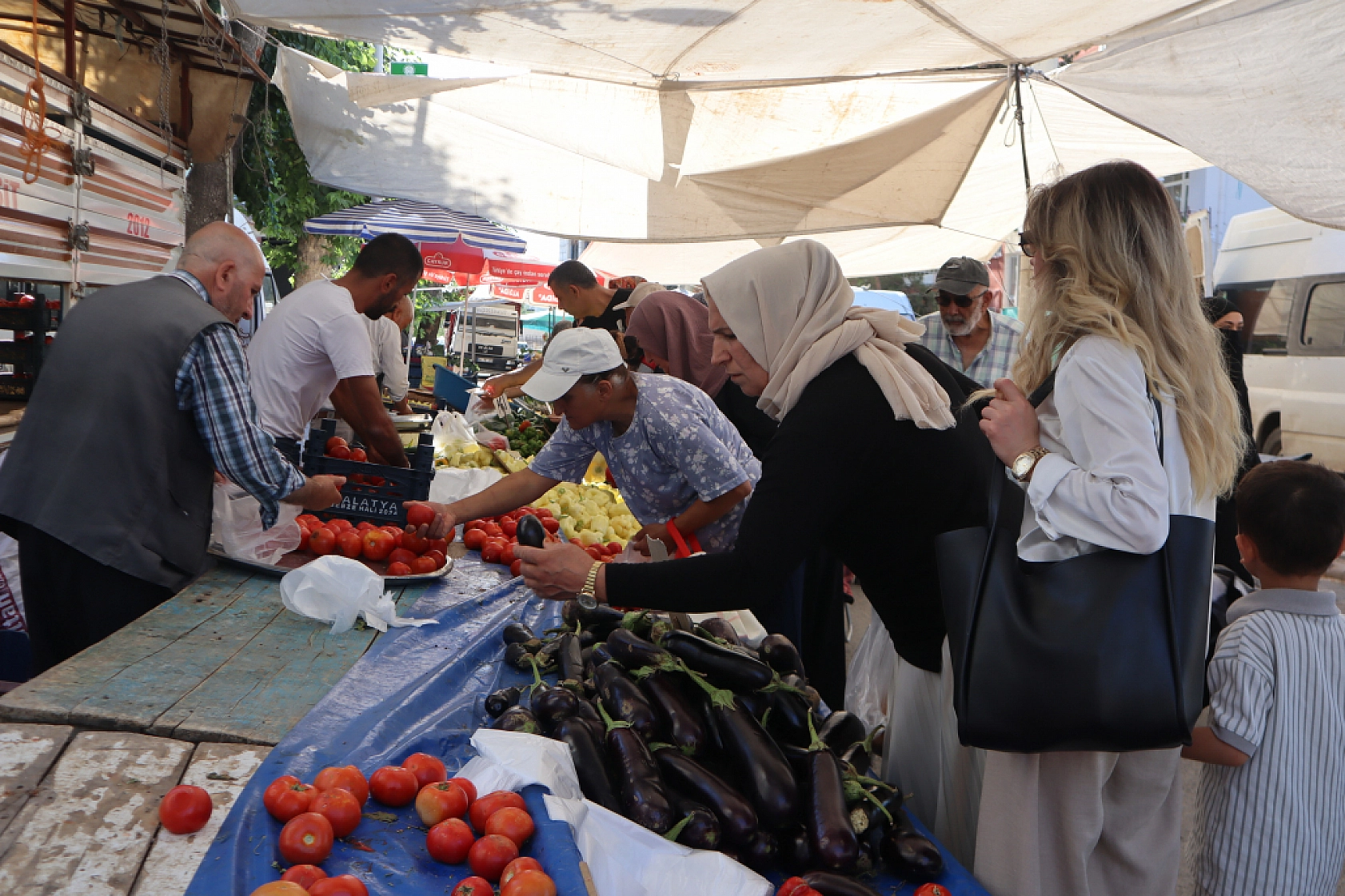 Cebini düşünen Malatyalılar, semt pazarını tercih ediyor! İşte güncel perşembe pazarı fiyatları..
