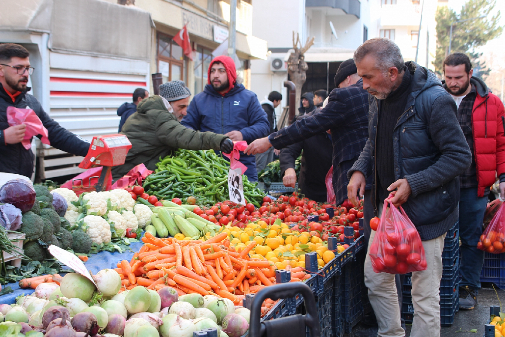 Yeni Yılda Market Fiyatları Yükseldi! Vatandaş Semt Pazarlarına Akın Etti! İşte güncel Meyve Sebze Fiyatları...