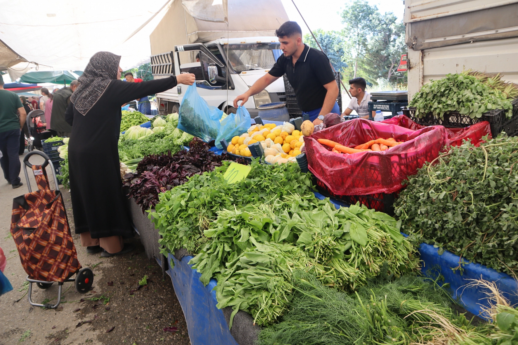 Cebini düşünen Malatyalılar, semt pazarını tercih ediyor! İşte güncel perşembe pazarı fiyatları..