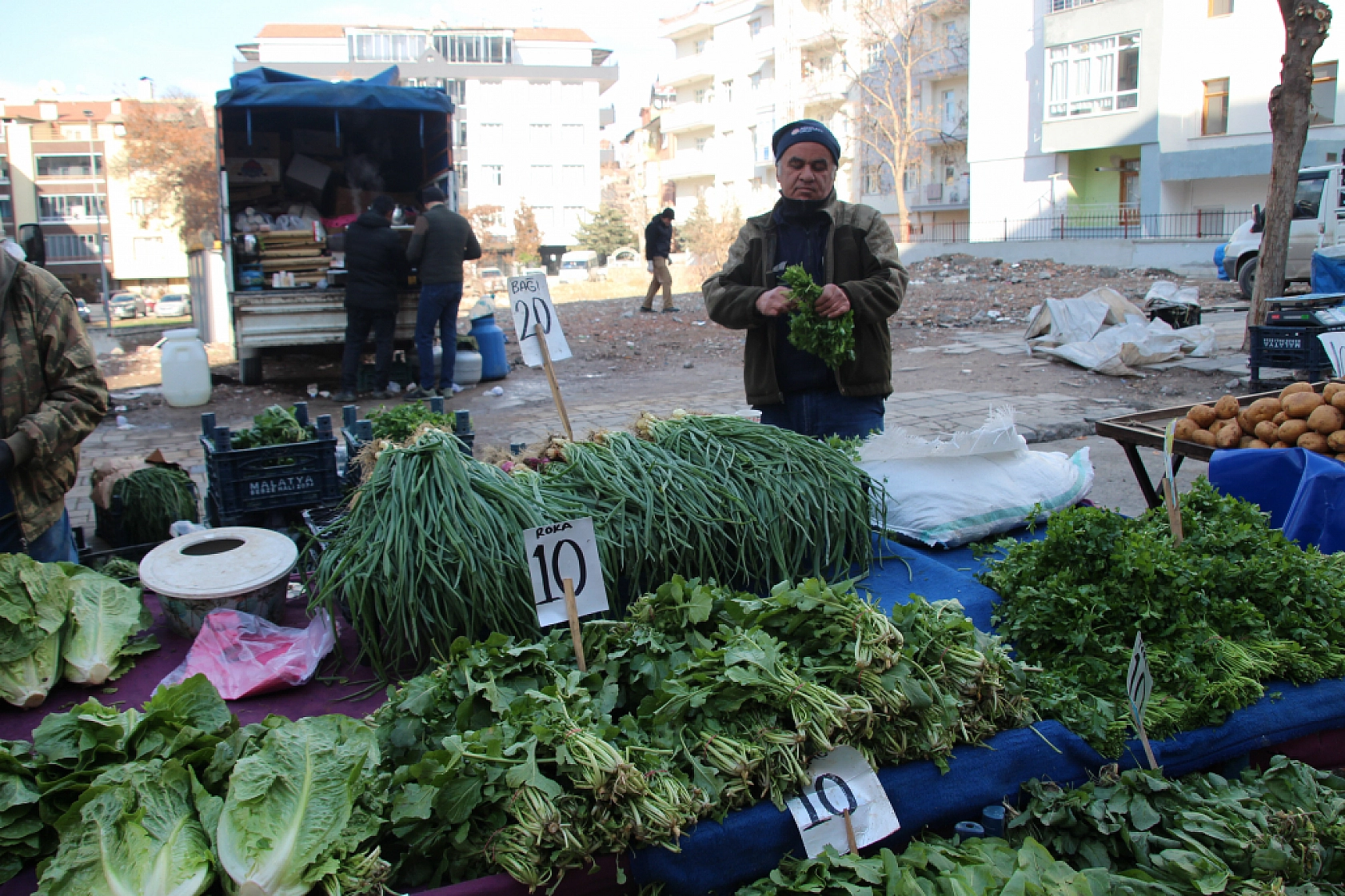 Yeni Yılda Market Fiyatları Yükseldi! Vatandaş Semt Pazarlarına Akın Etti! İşte güncel Meyve Sebze Fiyatları...